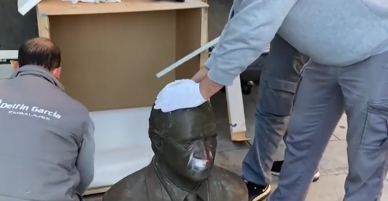 Captura de pantalla del vídeo sobre la retirada de la estatua emitido ayer por Antena 3.