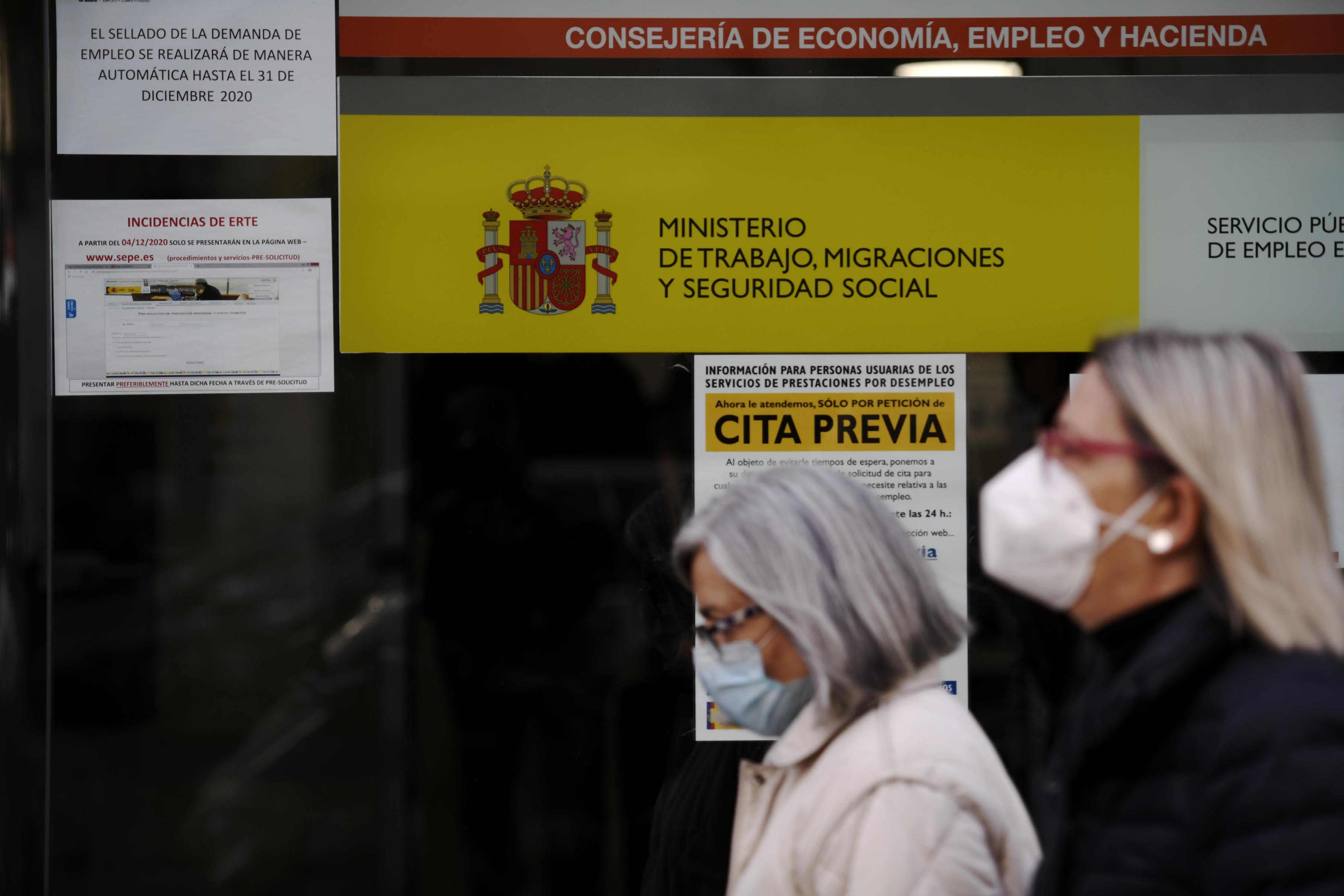 Dos mujeres pasan por la puerta del SEPE. EP