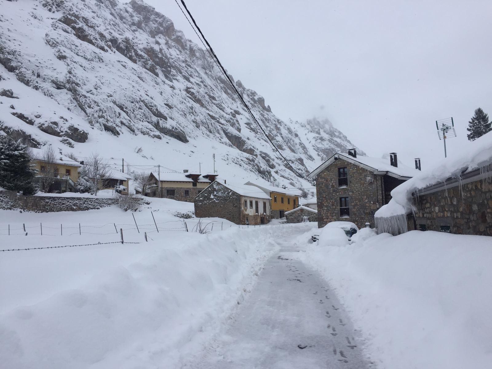 El centenar de vecinos de Valle Lago, en Somiedo, resisten entre espesores de nieve de un metro. EP