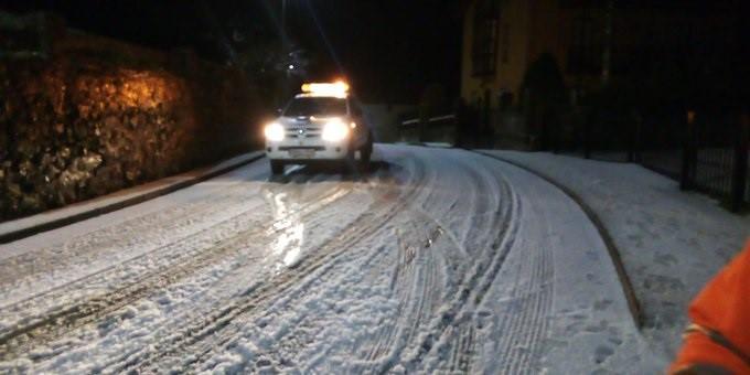 Vehículo circulando con nieve por una carretera en Cantabria. EP
