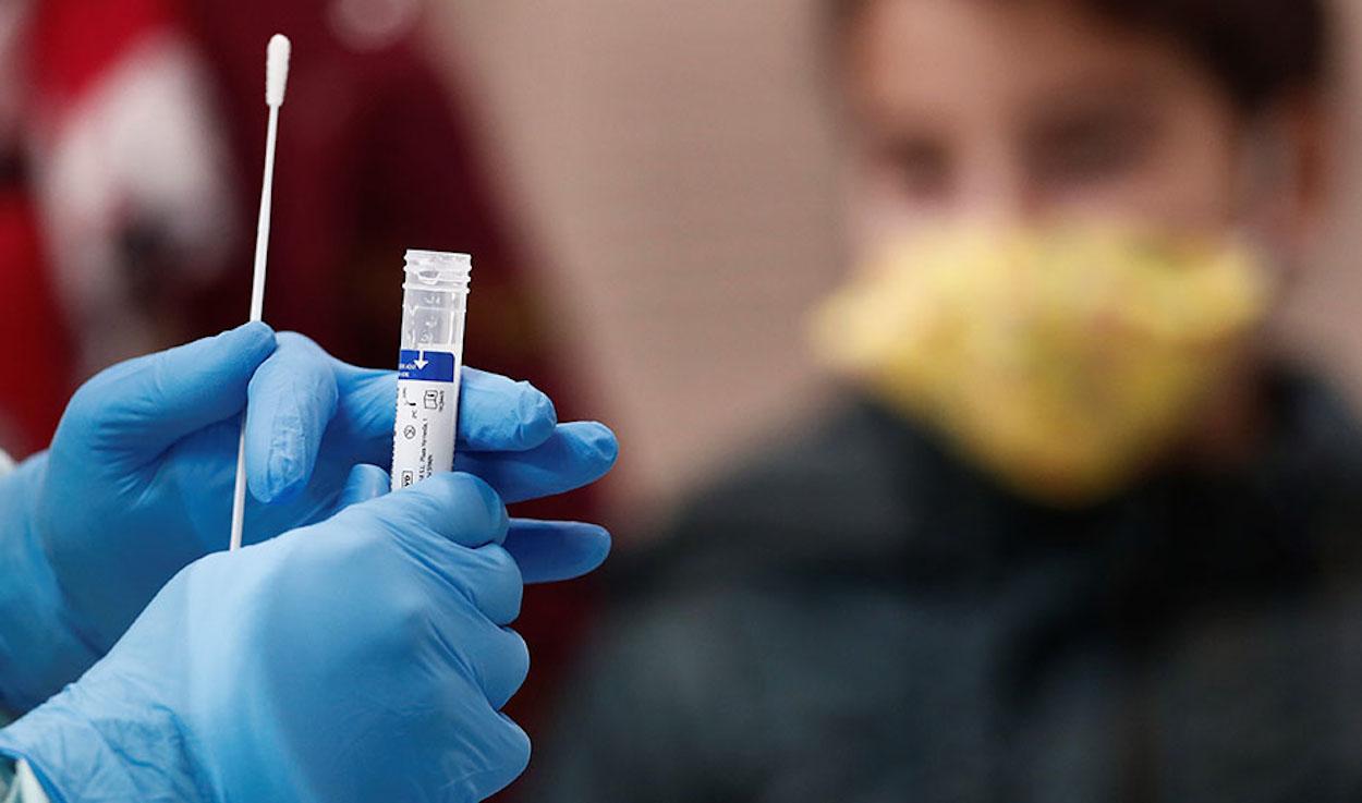 Un sanitario preparando una dosis de la vacuna contra el Covid-19.