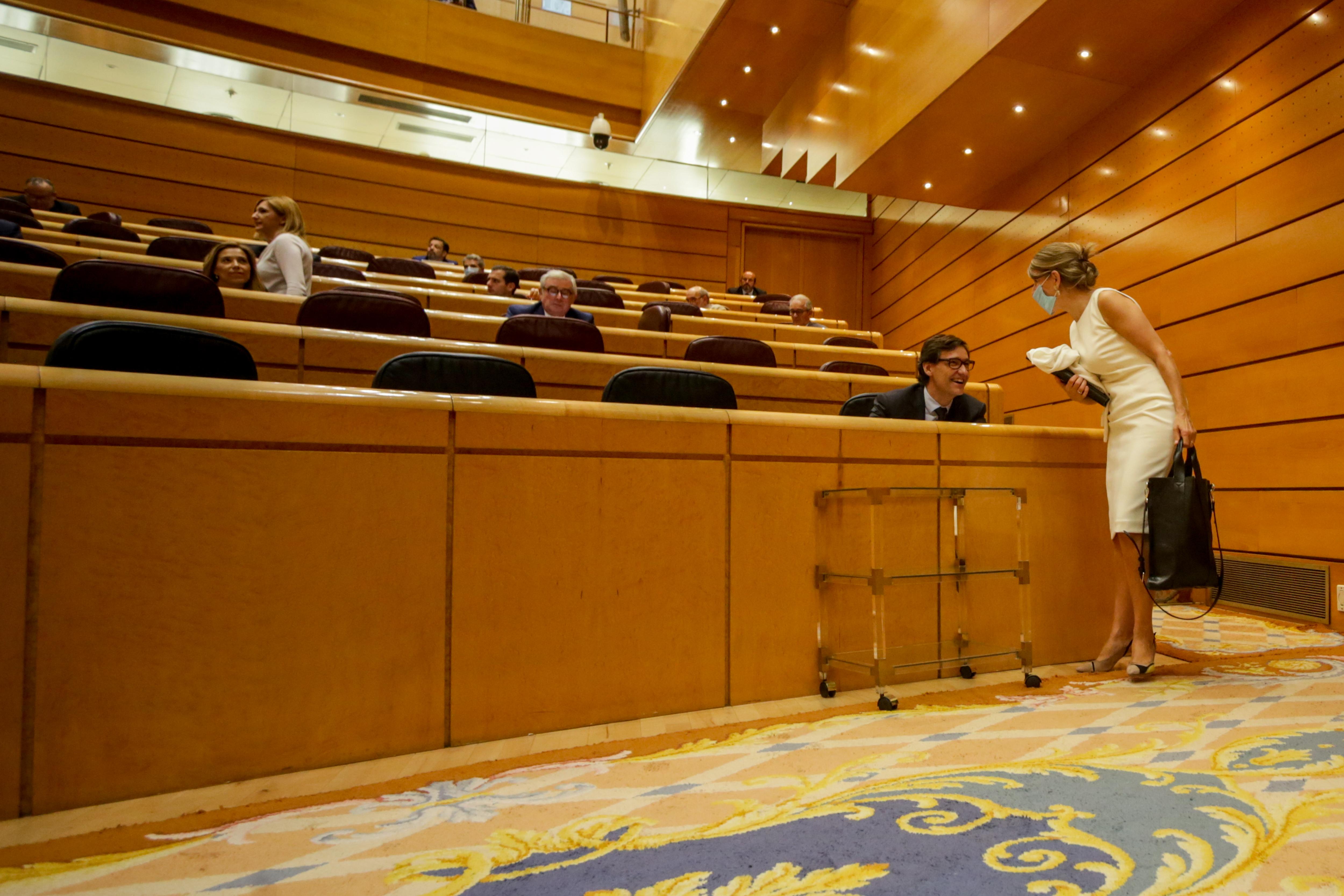 Yolanda Díaz despidiéndose de Salvador Illa tras una sesión de control al Gobierno. Fuente: Europa Press.