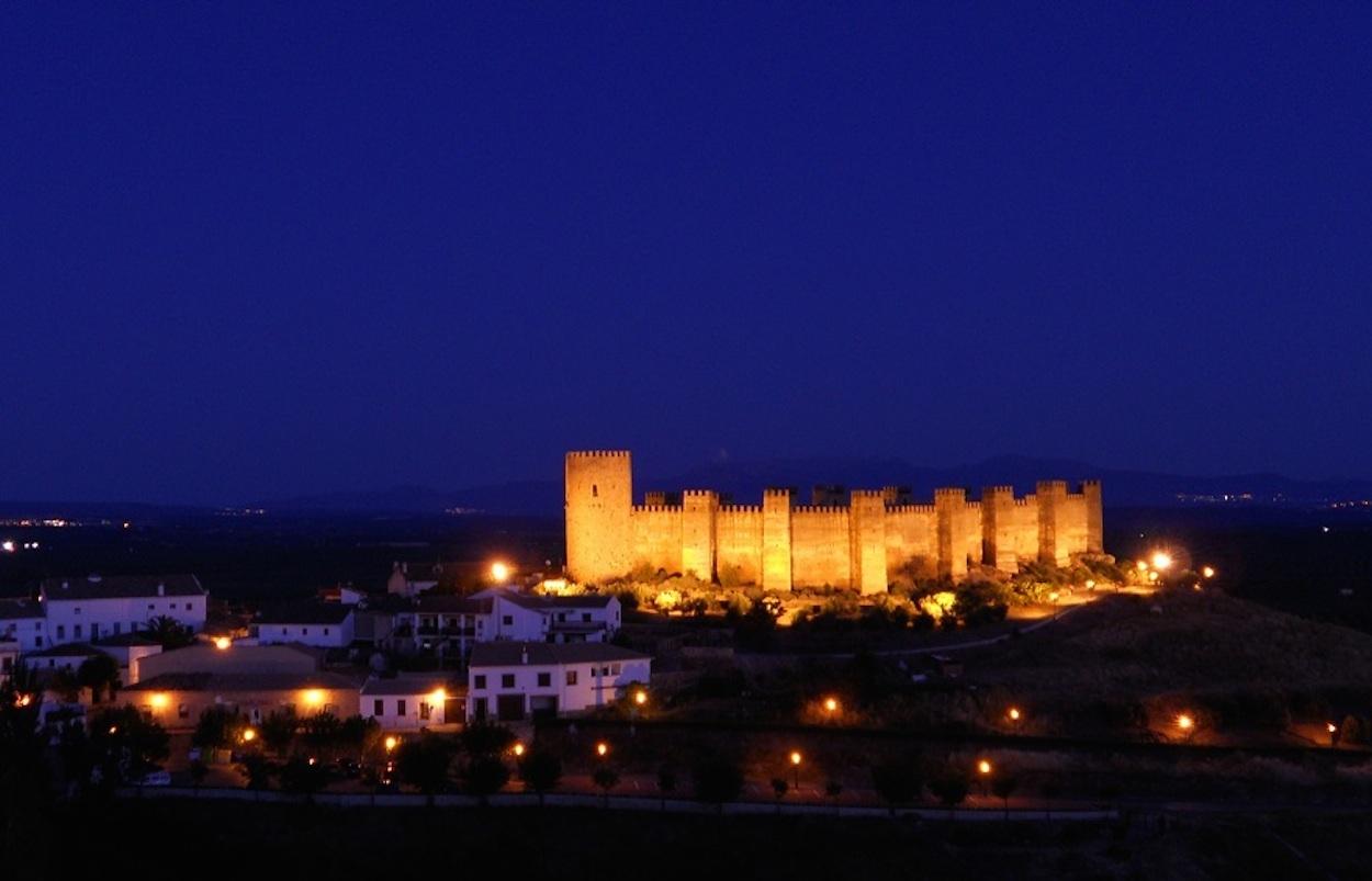 Vista nocturna del castillo de Baños de la Encina.