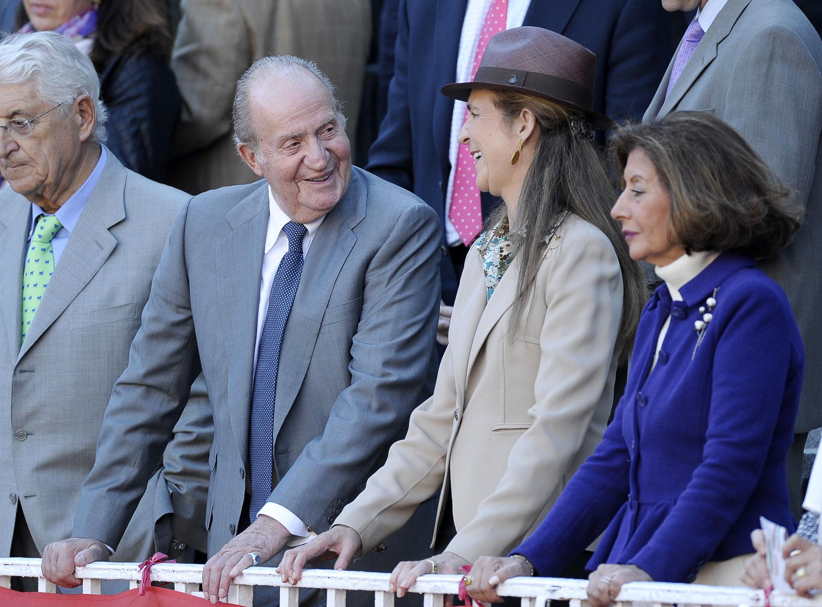 Juan Carlos I y la Infanta Elena en una corrida de toros. 