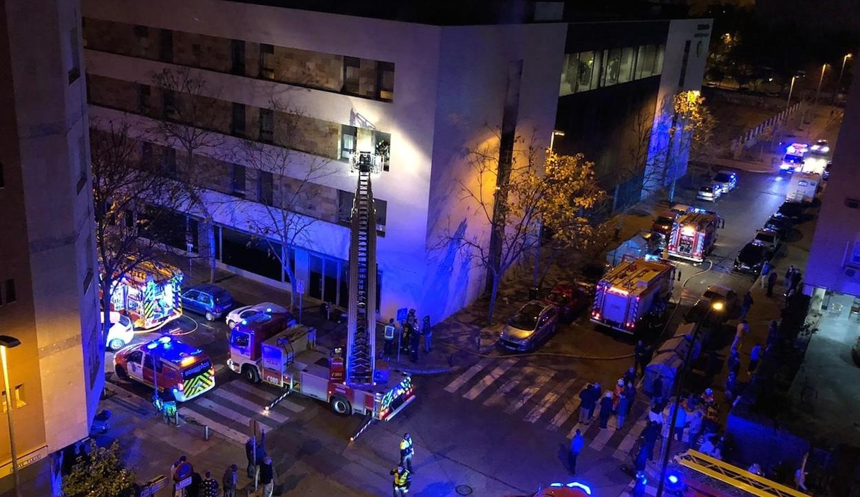 Operativo de emergencias por el incendio de anoche en la residencia de ancianos de DomusVi Adorea de Sevilla. EP