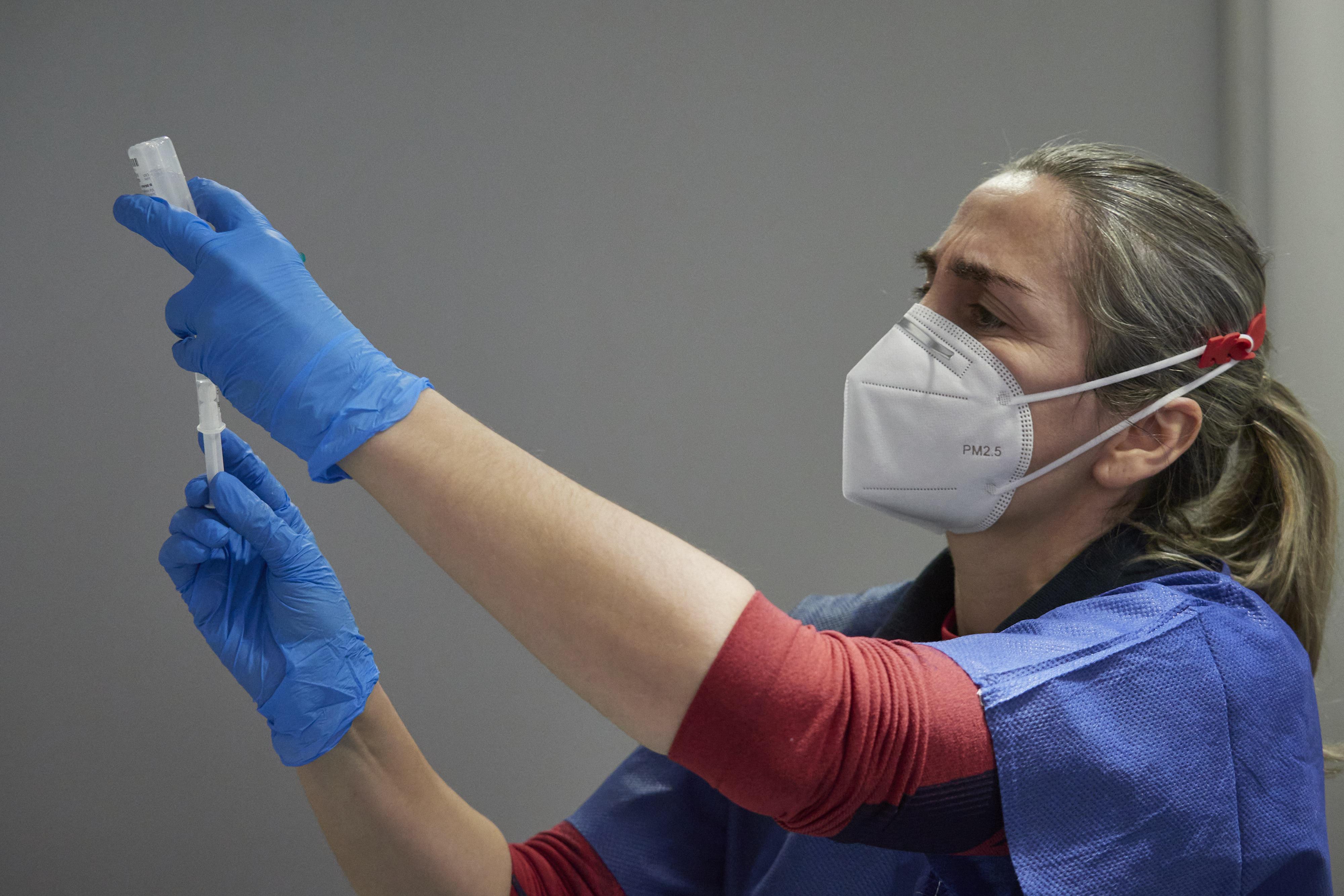 Una trabajadora sanitaria, con material necesario para administrar la vacuna contra la COVID-19, en Pamplona, Navarra (España