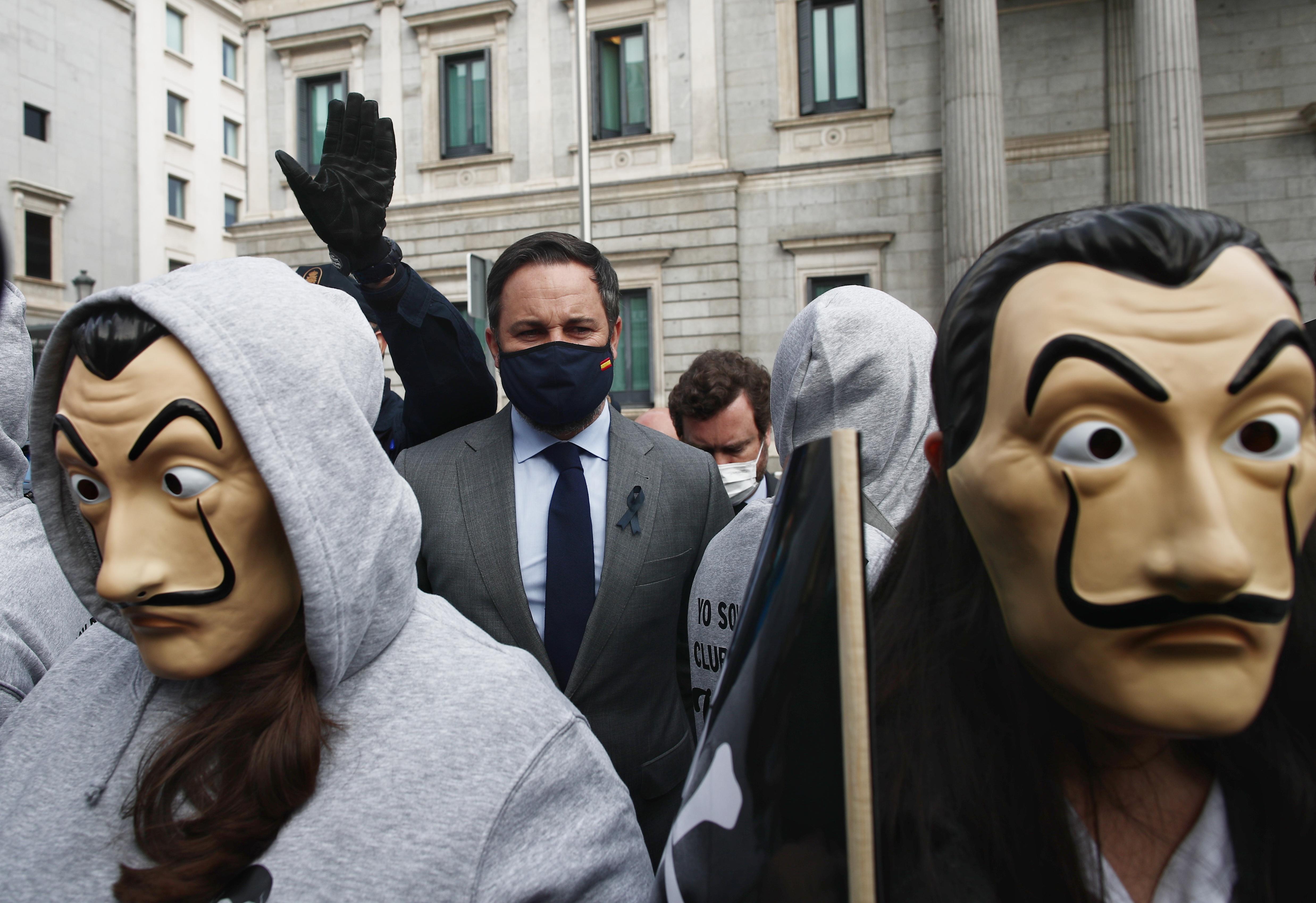 Manifestantes con máscaras de Dalí y entre ellos, el presidente de Vox, Santiago Abascal. EP