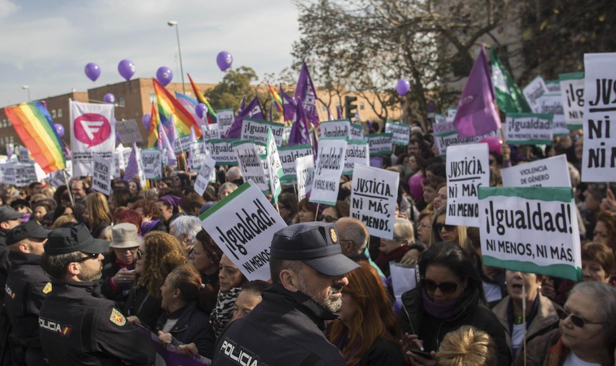 Manifestación feminista, el 15 de enero de 2019, ante el Parlamento andaluz que el PP compara con el asalto al Capitolio de ayer.