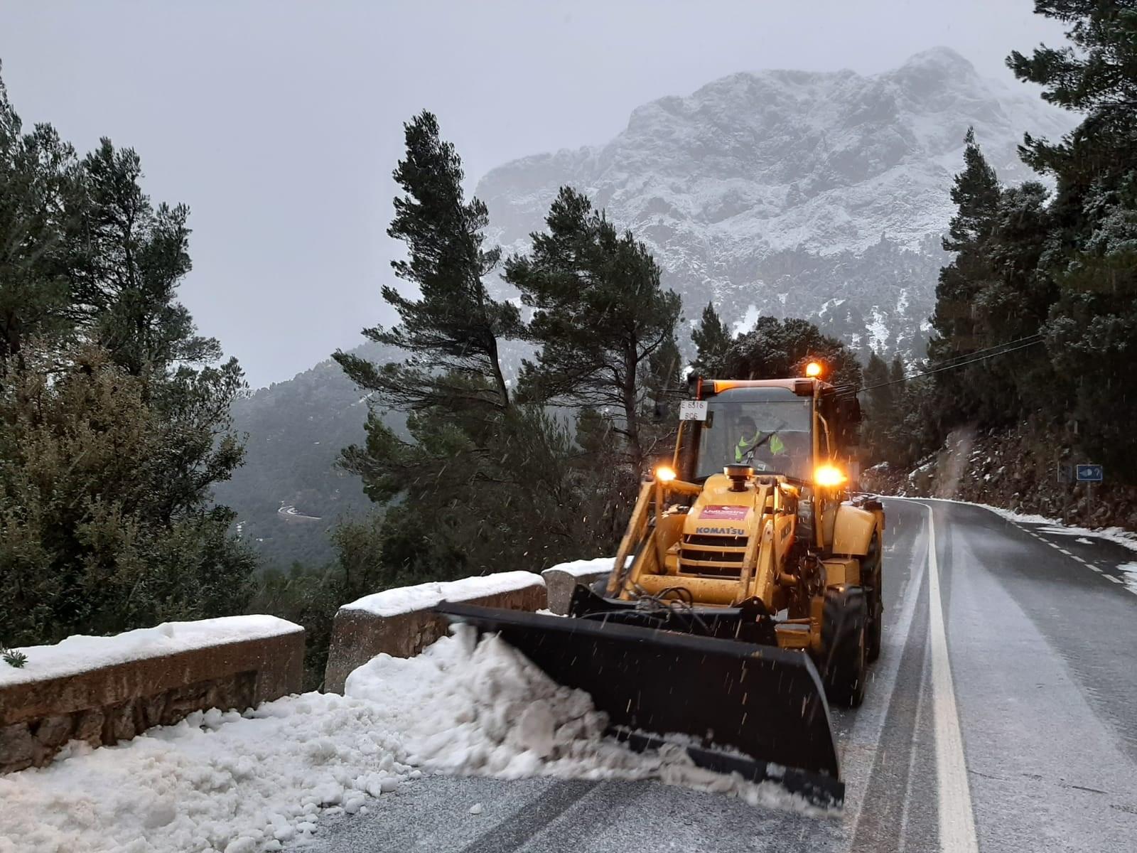 Máquina quitanieve trabajando en una carretera en Mallorca. EP