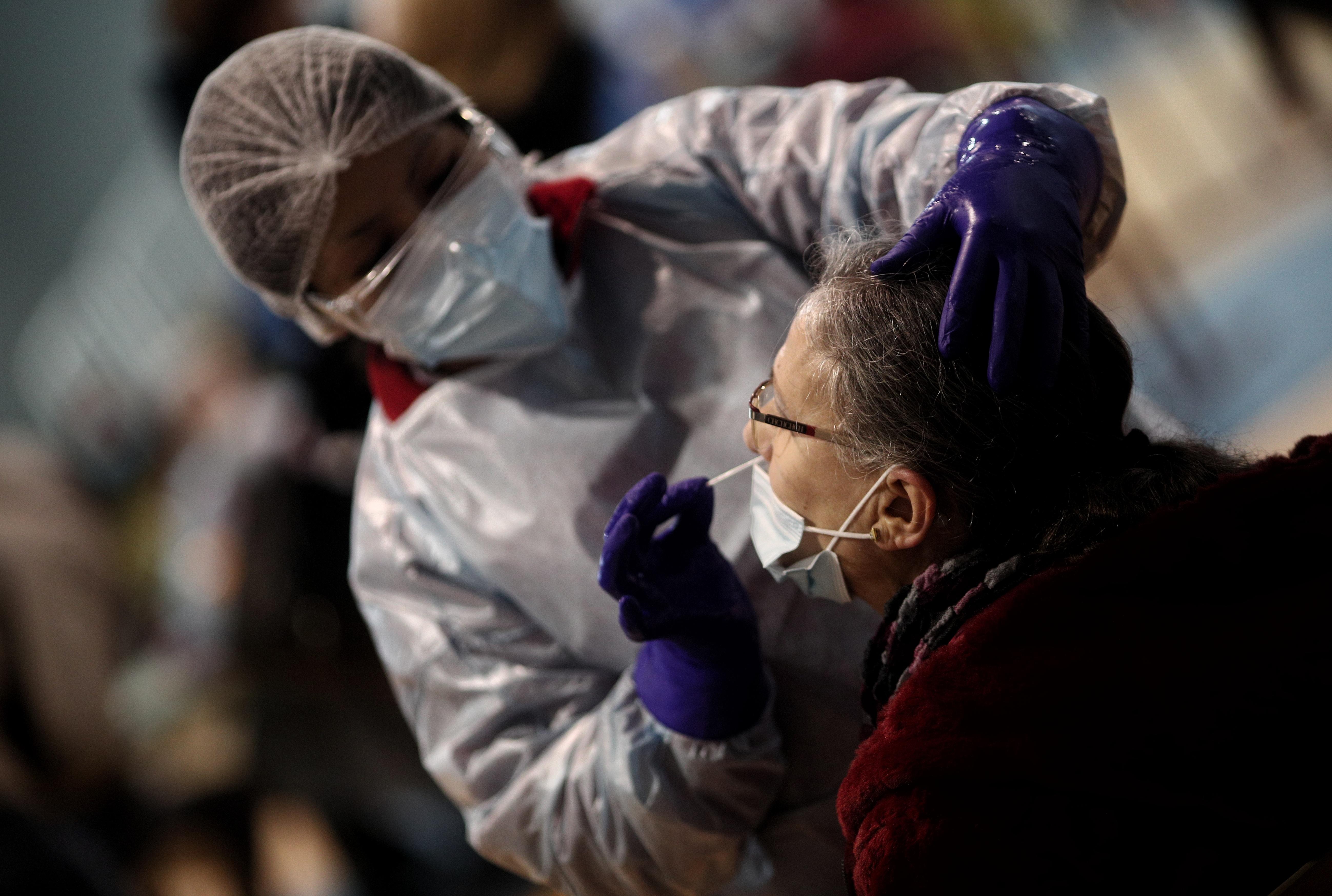 Un sanitario realiza test de antígenos.