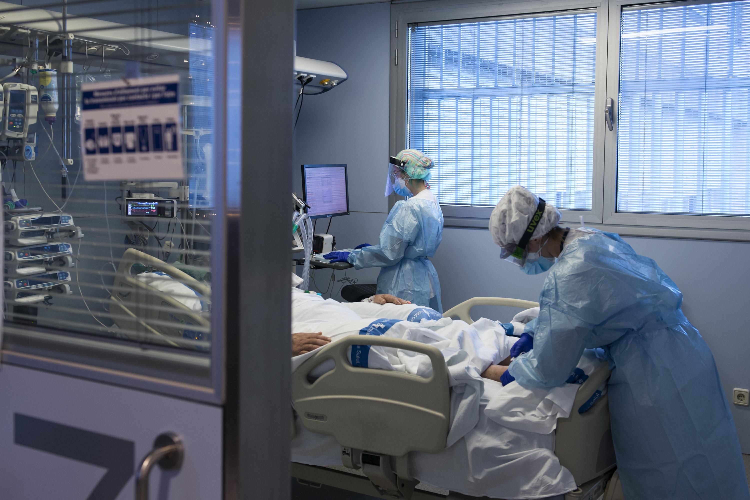 Personal sanitario atendiendo a un paciente ingresado en la Unidad de Cuidados Intensivos (UCI) para enfermos de coronavirus del Hospital Universitario Dr. Josep Trueta de Girona. EP