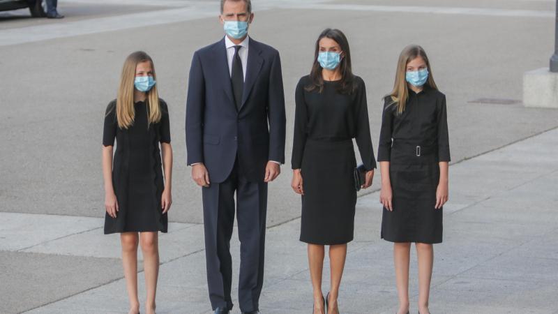 Los Reyes y sus hijas en el homenaje a las víctimas del coronavirus. EP Los Reyes y sus hijas en el homenaje a las víctimas del coronavirus. EP