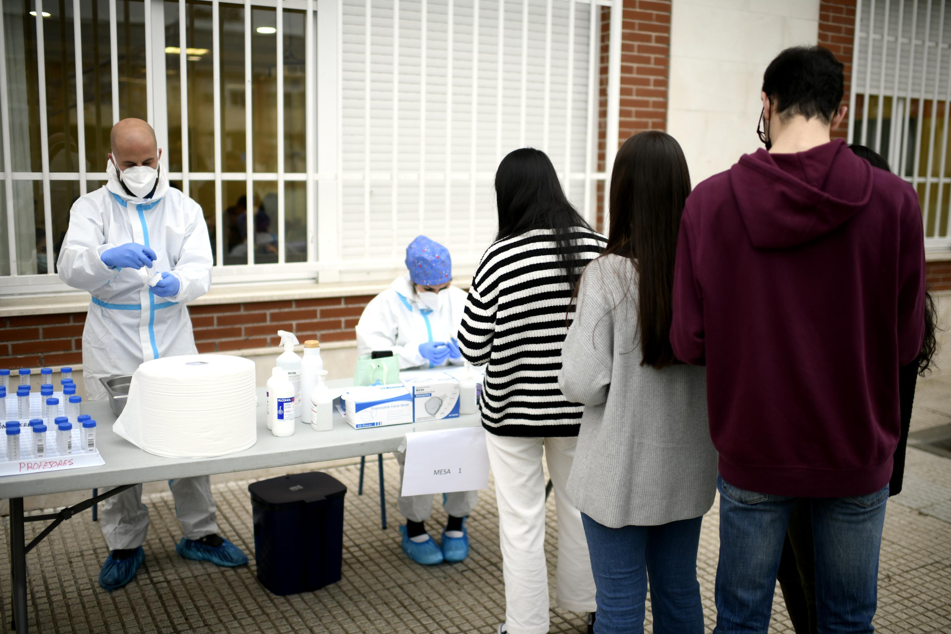 Sanitarios hacen pruebas de coronavirus en un colegio / EP
