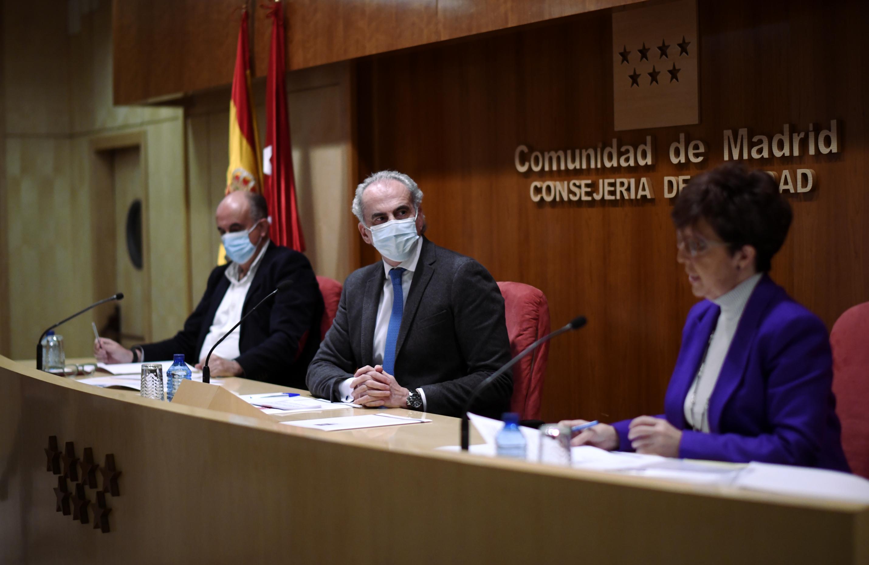 El viceconsejero de Salud Pública y Plan COVID-19, Antonio Zapatero, el consejero de Sanidad de la Comunidad de Madrid, Enrique Ruiz Escudero y la directora general de Salud Pública, Elena Andradas / EP