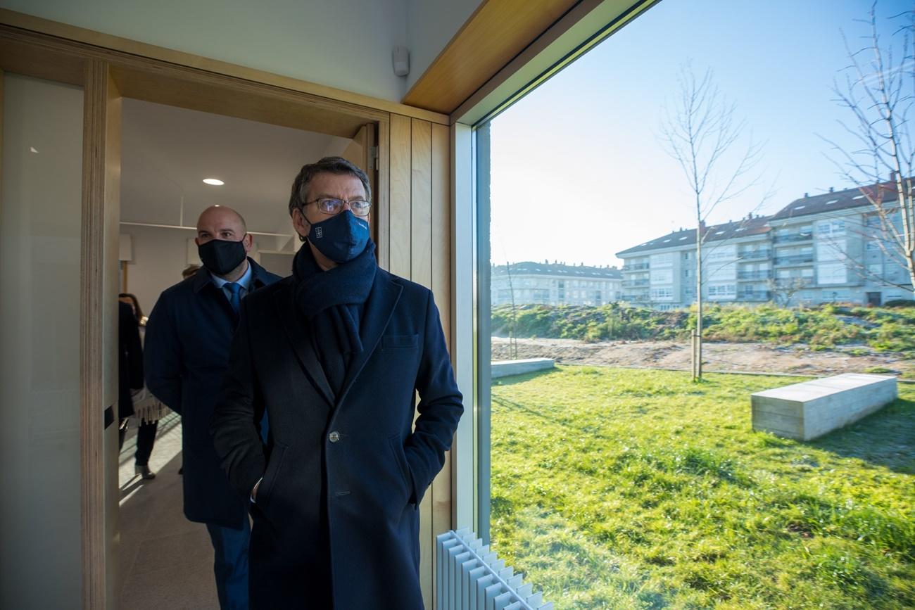 Núñez Feijóo, con el conselleiro de Sanidade detrás, durante una visita este viernes (Foto: Europa Press).