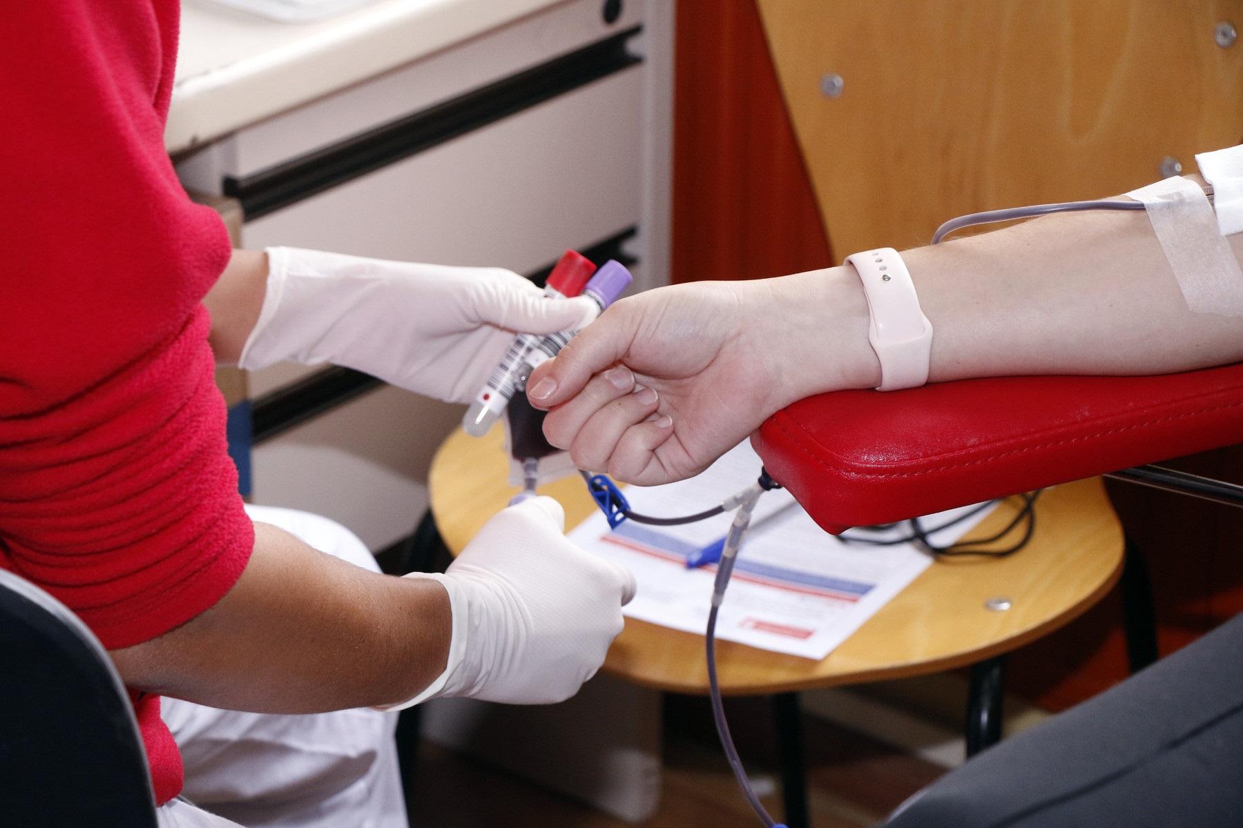 Imagen de archivo de una persona donando sangre. Fuente: Europa Press.