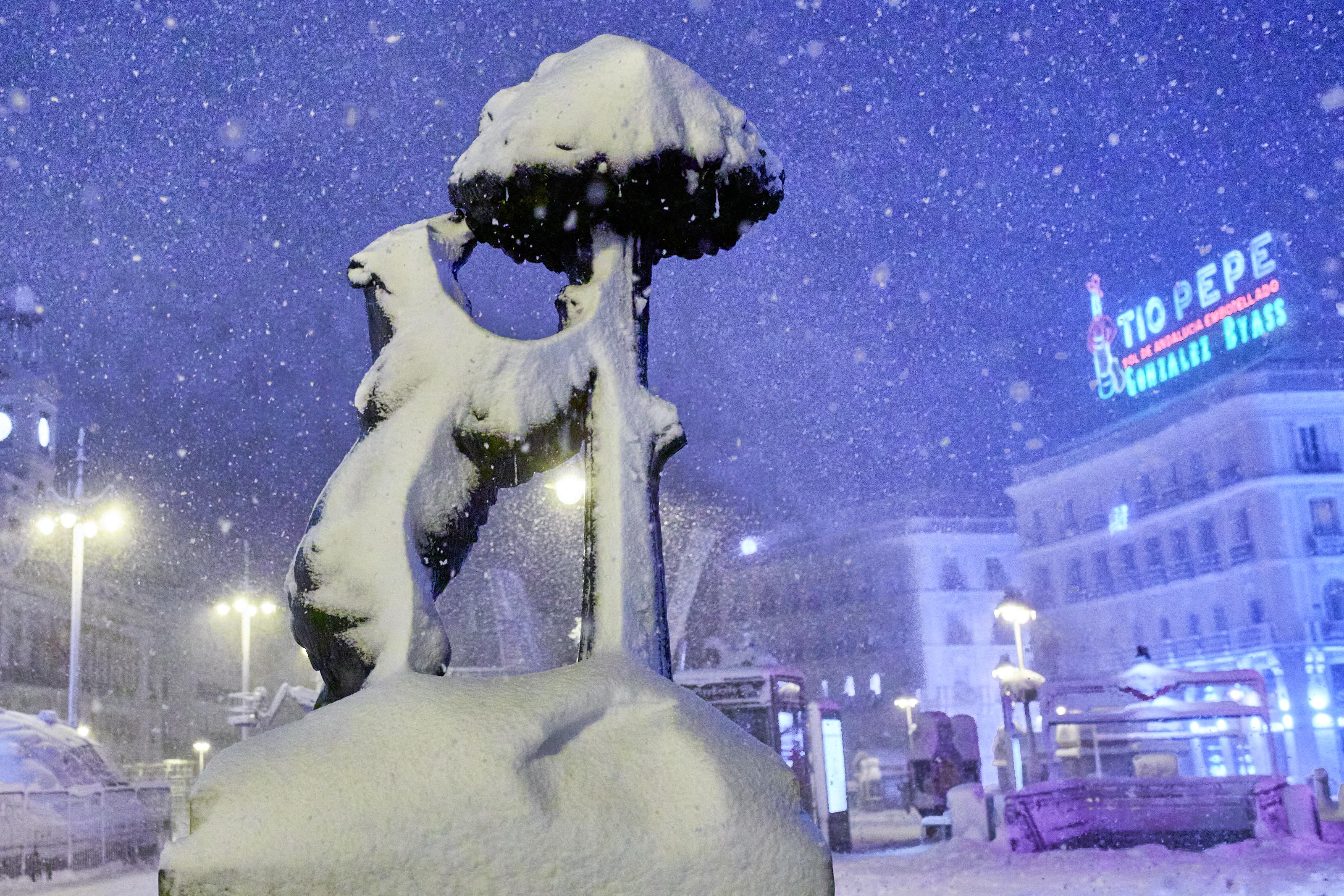 El Oso y el Madroño, cubiertos de nieve por la borrasca Filomena, en Madrid (España) a 9 de enero de 2021