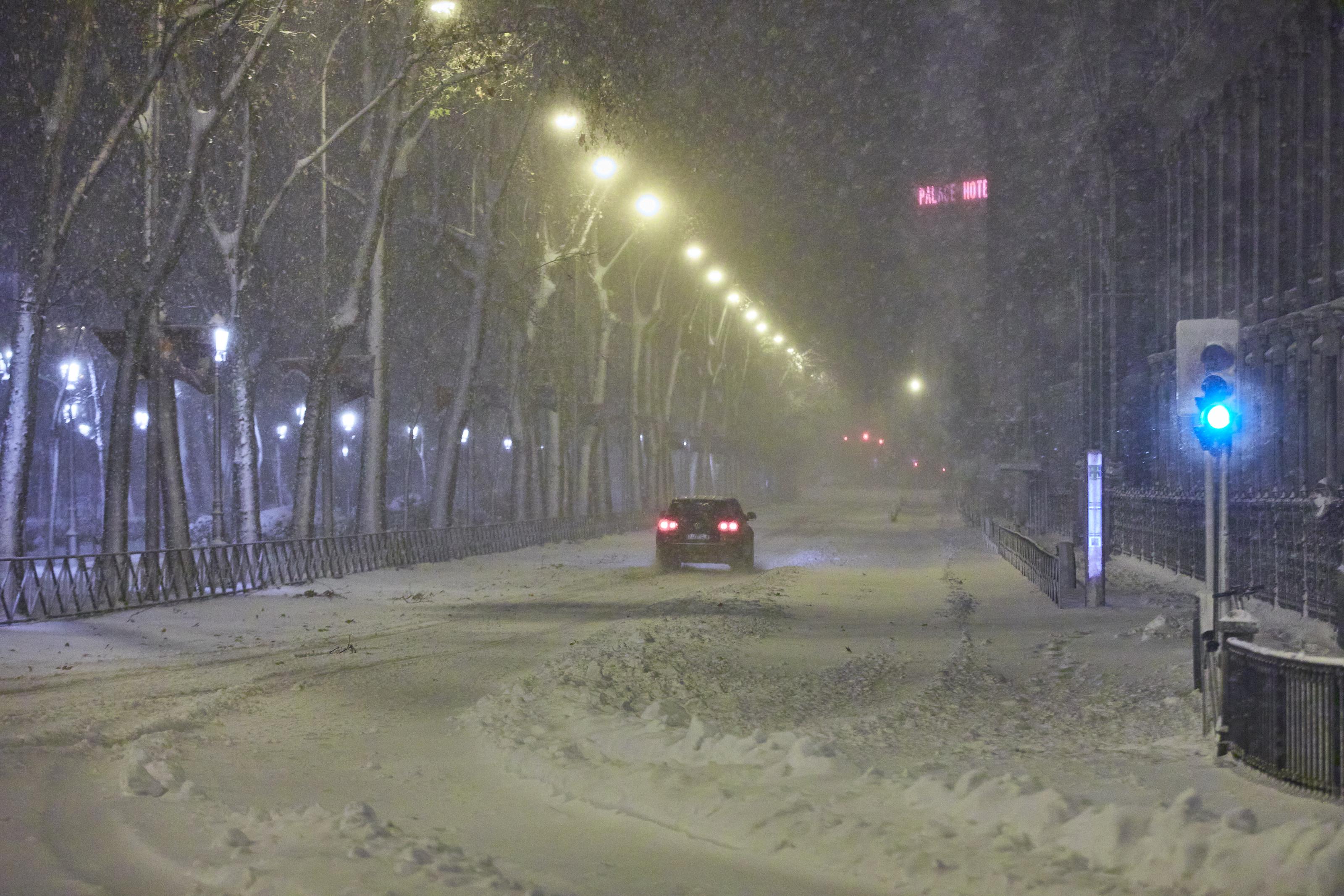 Paseo del Prado cubierto de nieve tras el paso de la borrasca Filomena, en Madrid (España) a 9 de enero de 2021