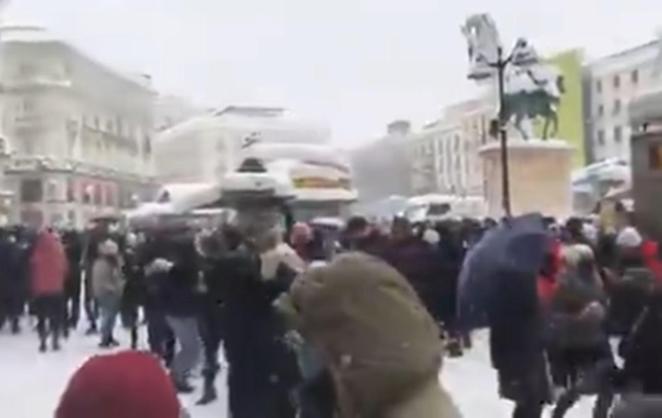 Cientos de personas se concentran en la Puerta del Sol para jugar con la nieve