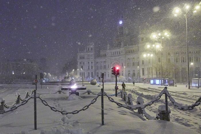 Un hombre esquía en la Plaza de Cibeles