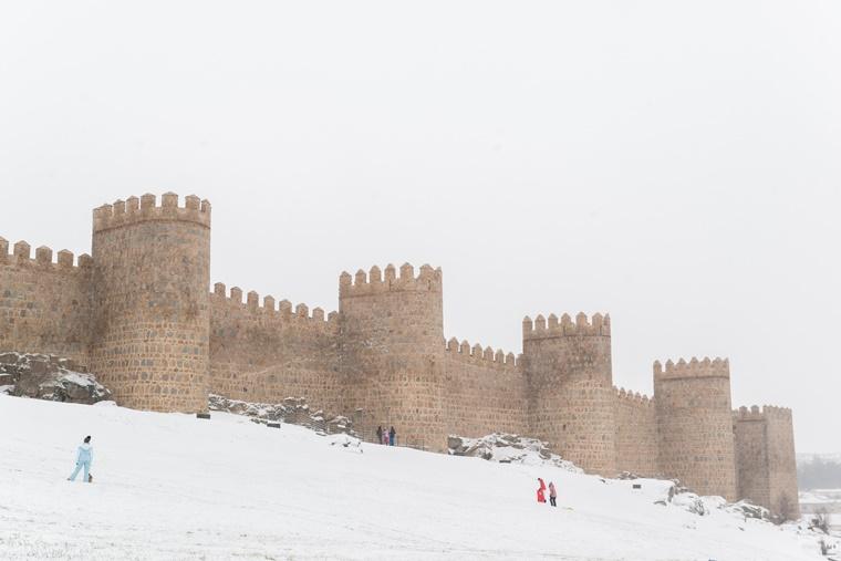 Nieve en la muralla de Ávila