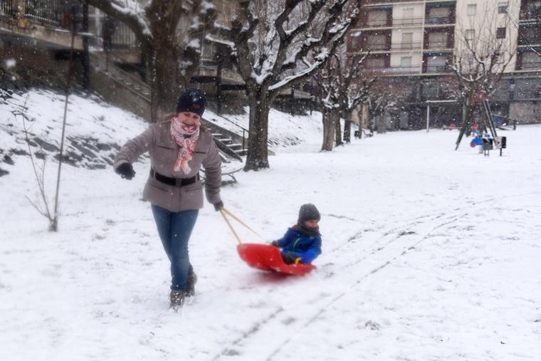 Un niño juega con un trineo