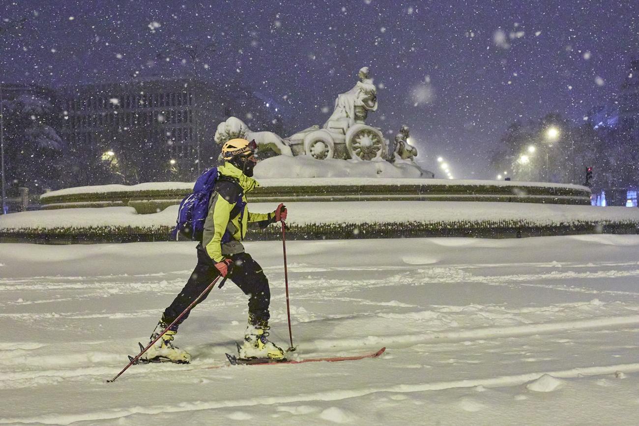 Un hombre esquí en la Plaza de Cibeles