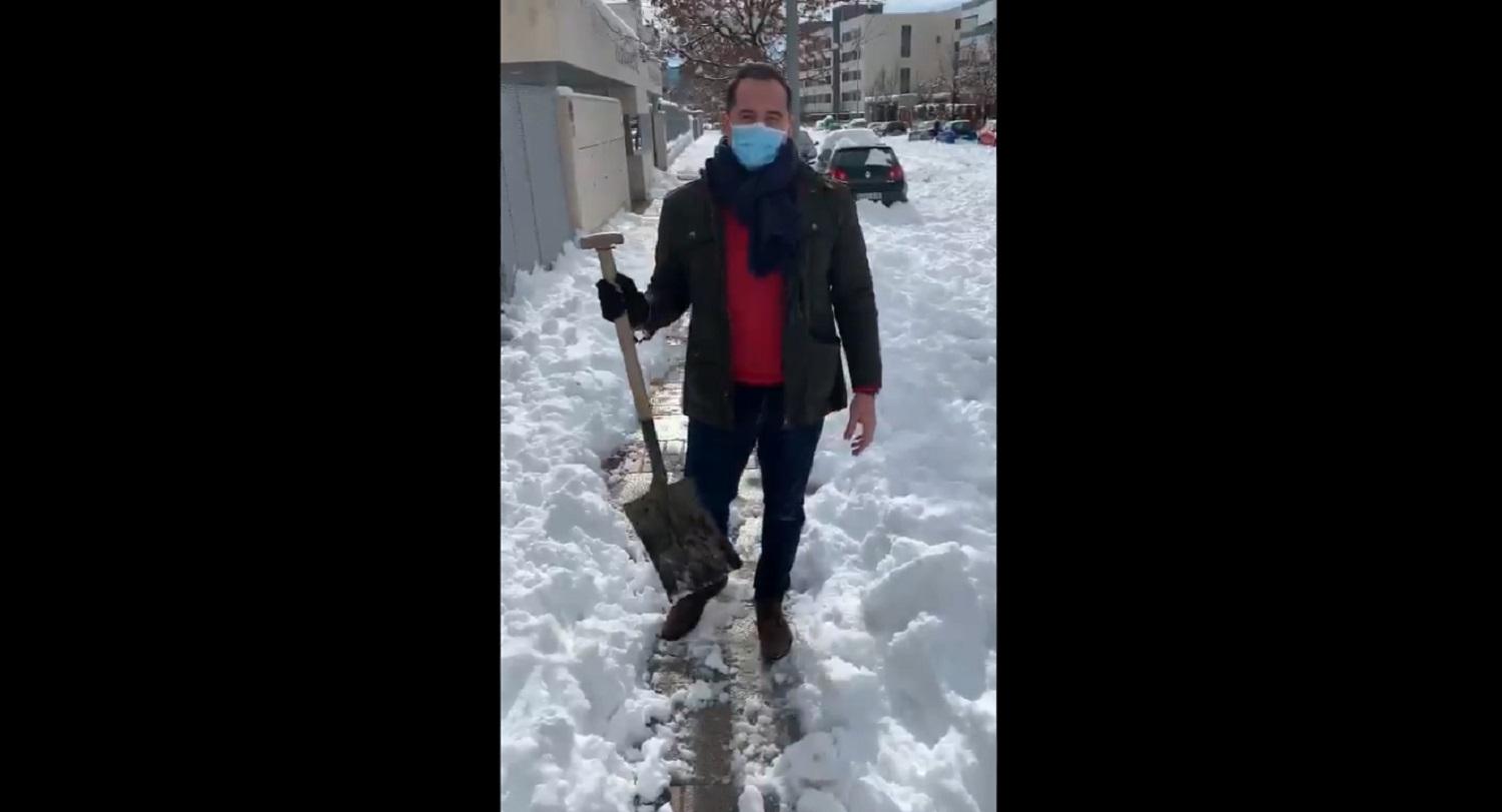 Ignacio Aguado pidiendo la ayuda ciudadana para quitar la nieve de las calles. Fuente: Twitter.