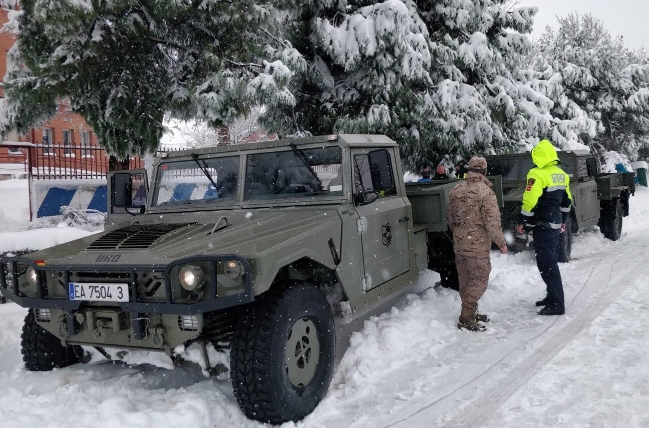 Vehículos militares trabajan en Madrid quitando nieve