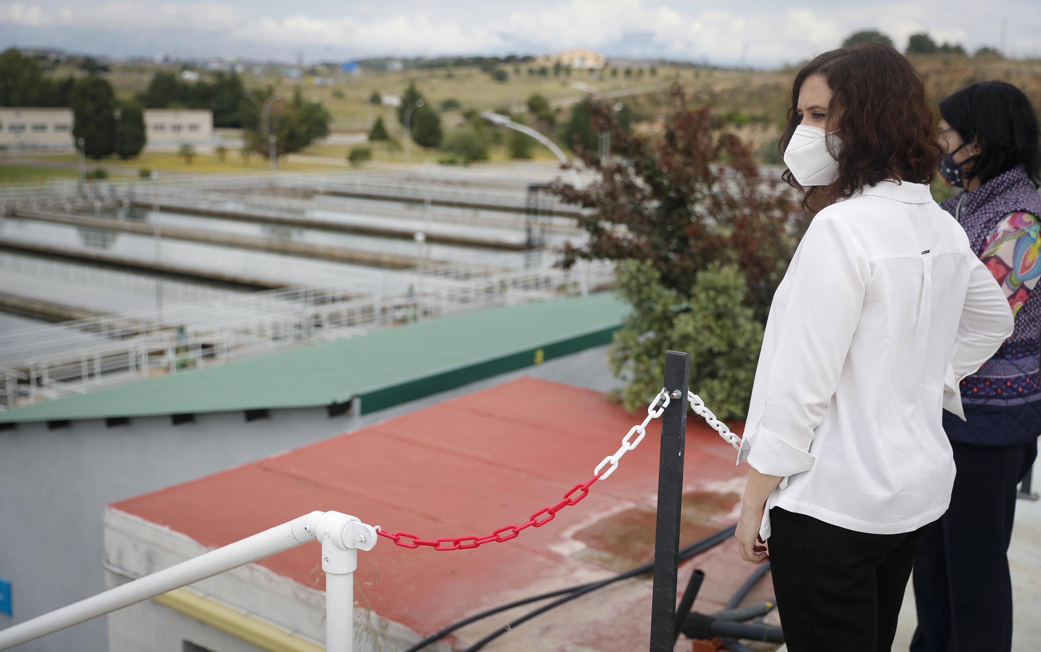 La presidenta Isabel Díaz Ayuso en una visita a la estación de tratamiento agua potable en Colmenar Viejo. Imagen archivo. EP