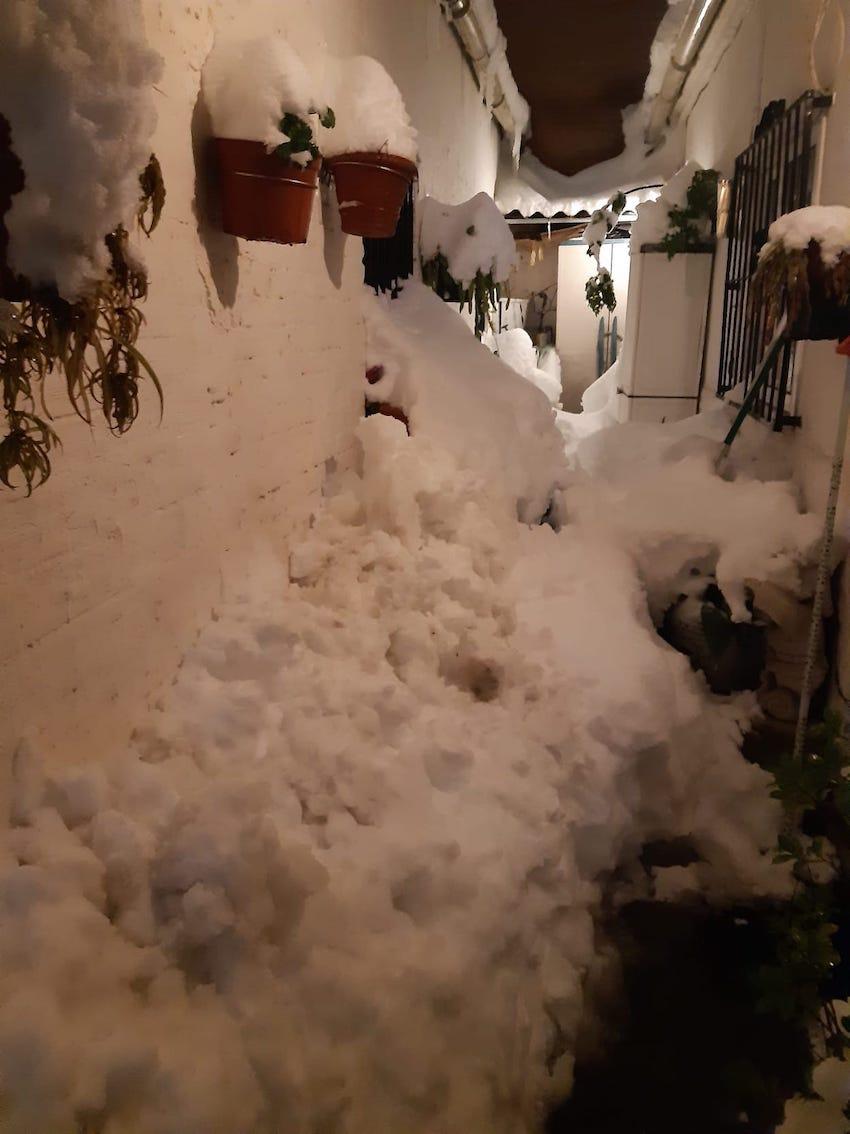 Imagen de un patio nevado