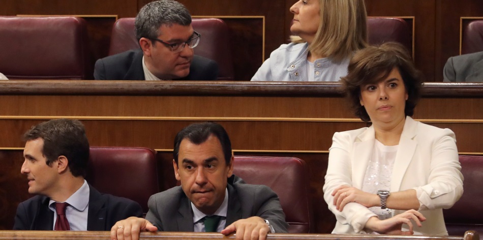 Los diputados del Partido Popular Pablo Casado, Fernando Martínez Maíllo y Soraya Sáenz de Santamaría, durante el pleno del Congreso