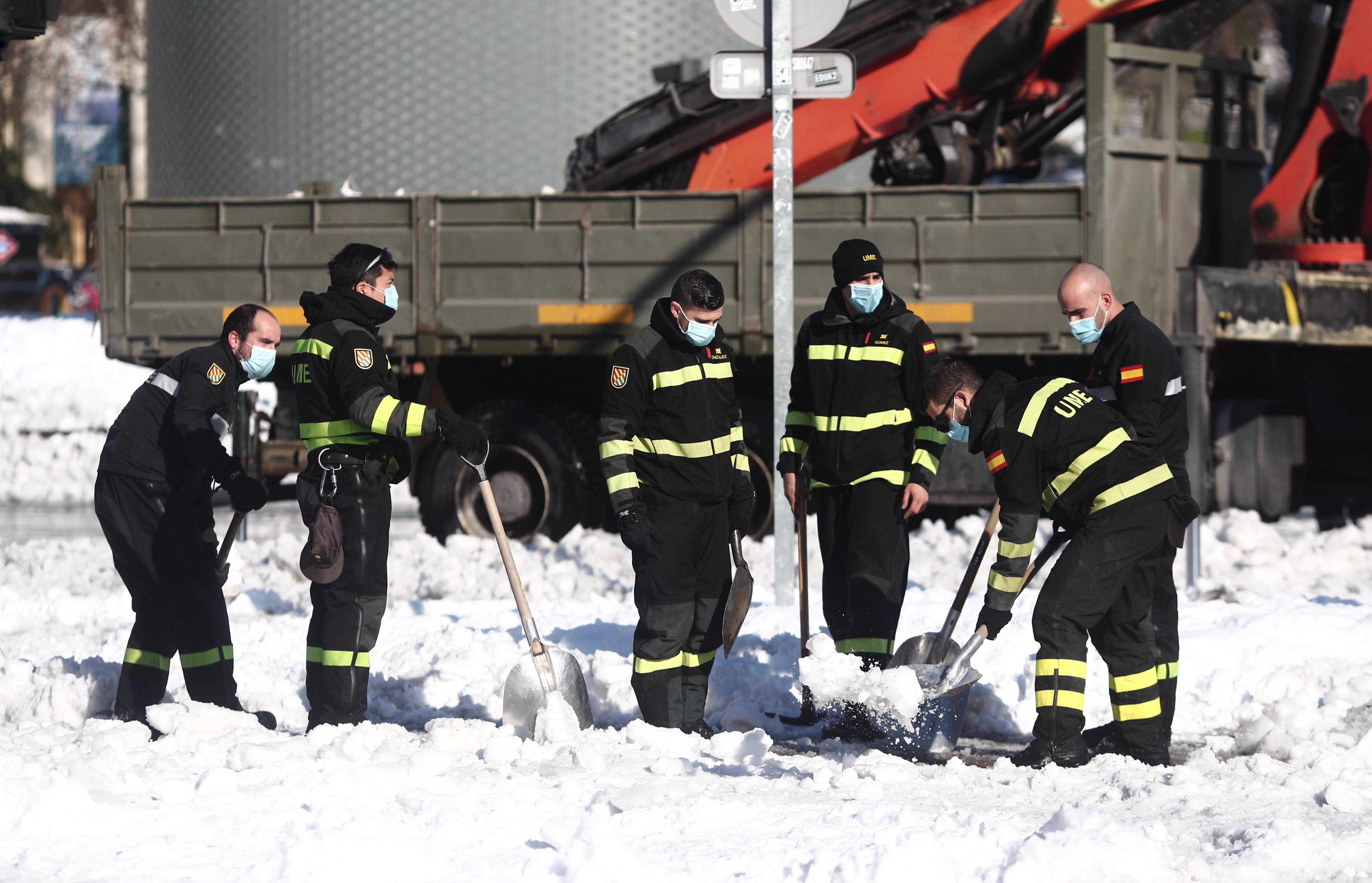 Trabajadores de la UME retirando nieve. Europa Press