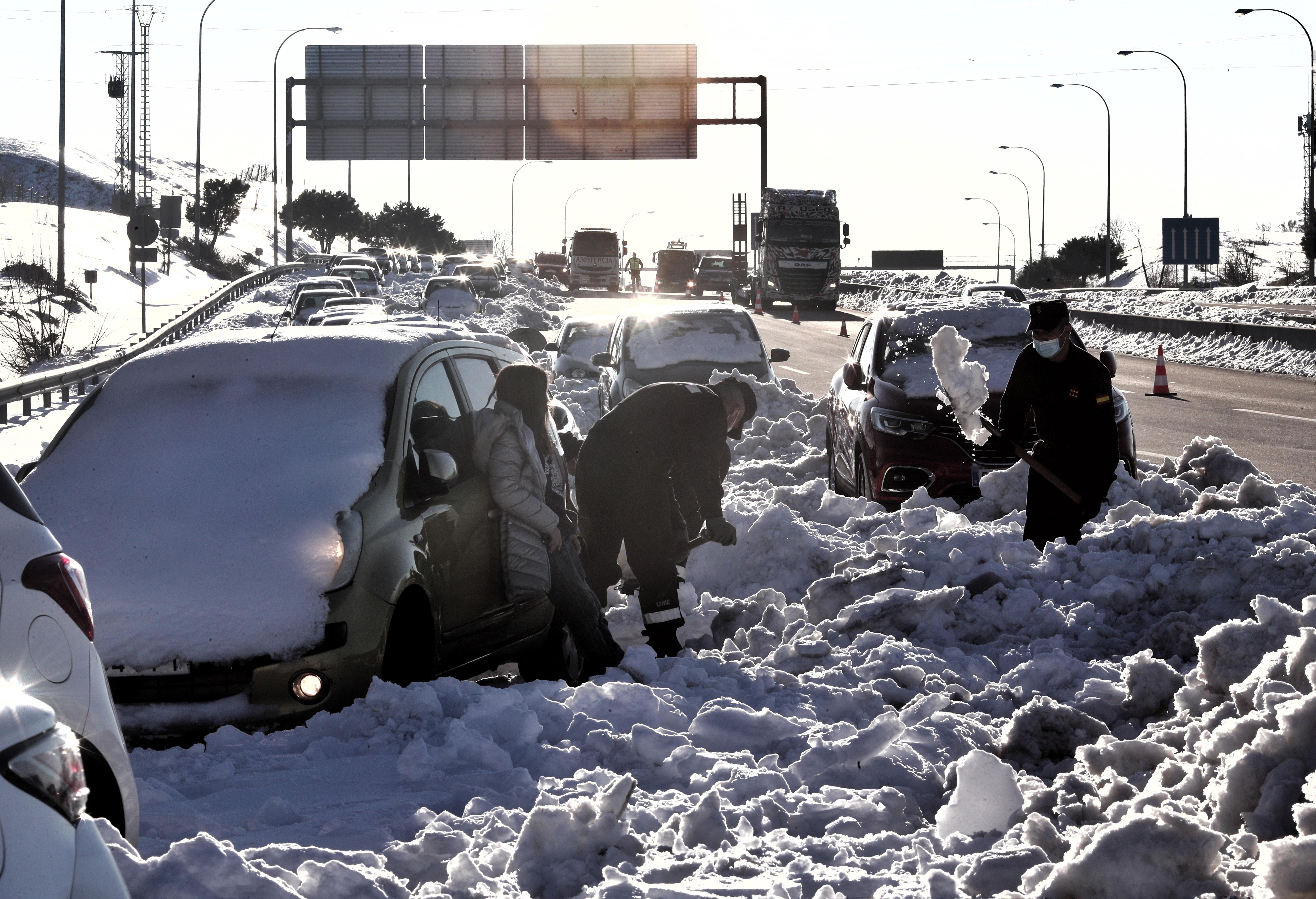 Máquinas quitanieves, efectivos de la Guardia Civil y de la UME trabajan en el km 58 de la M-40 en las inmediaciones del acceso M607 para liberar de la nieve a varios coches. Eduardo Parra / Europa Press