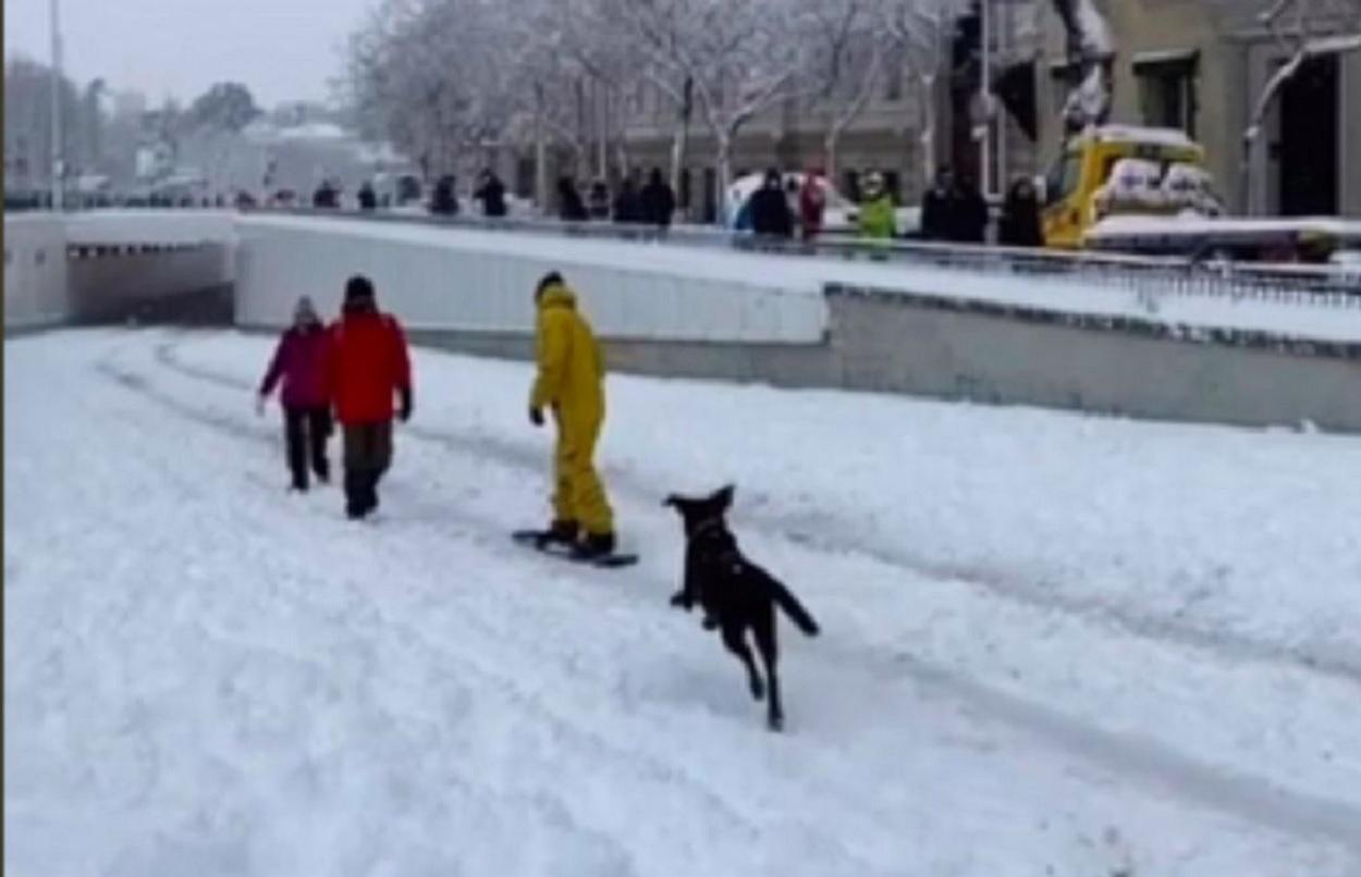 Jairo Alonso haciendo snowboard por Madrid.