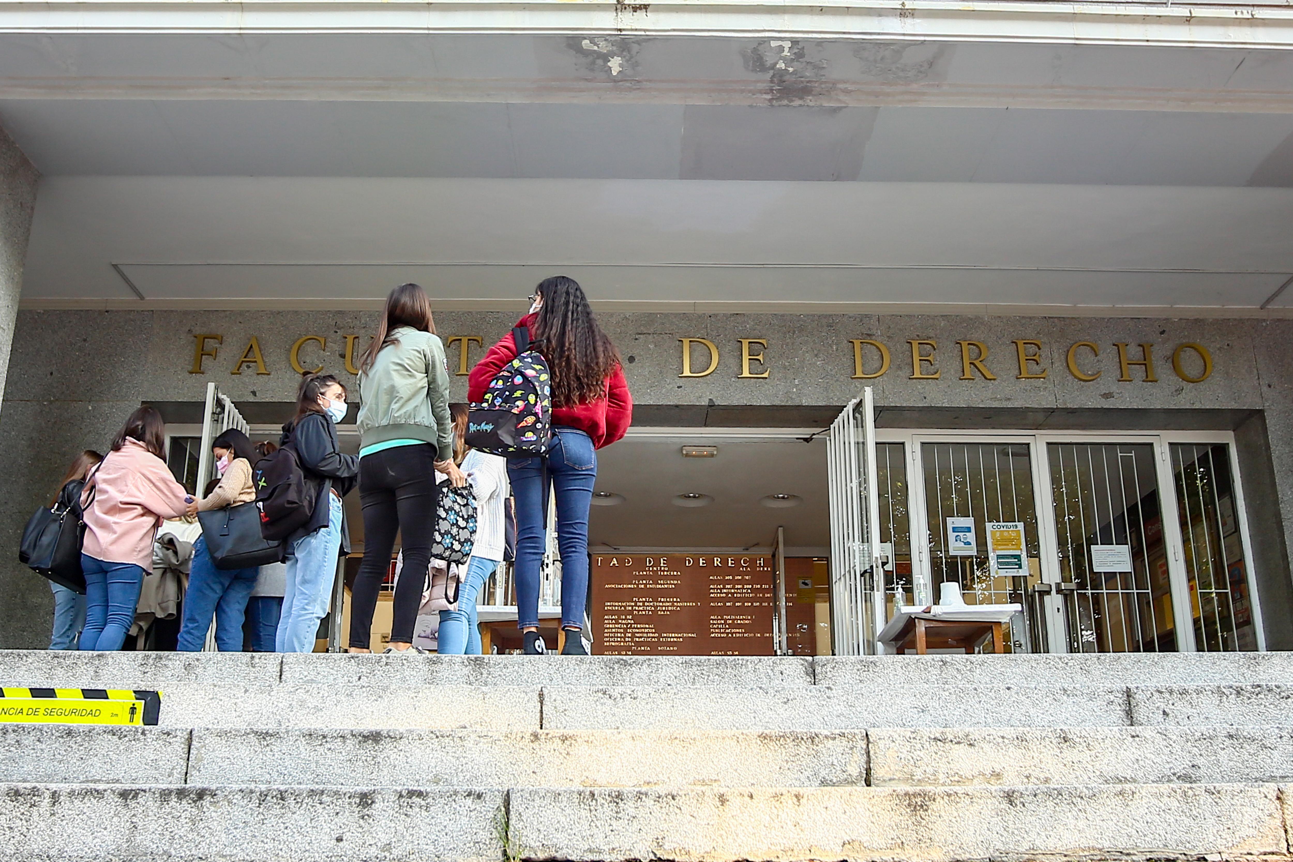 Varios jóvenes charlan antes de entrar a clase en la Facultad de Derecho de la Universidad Complutense. Fuente: Europa Press.