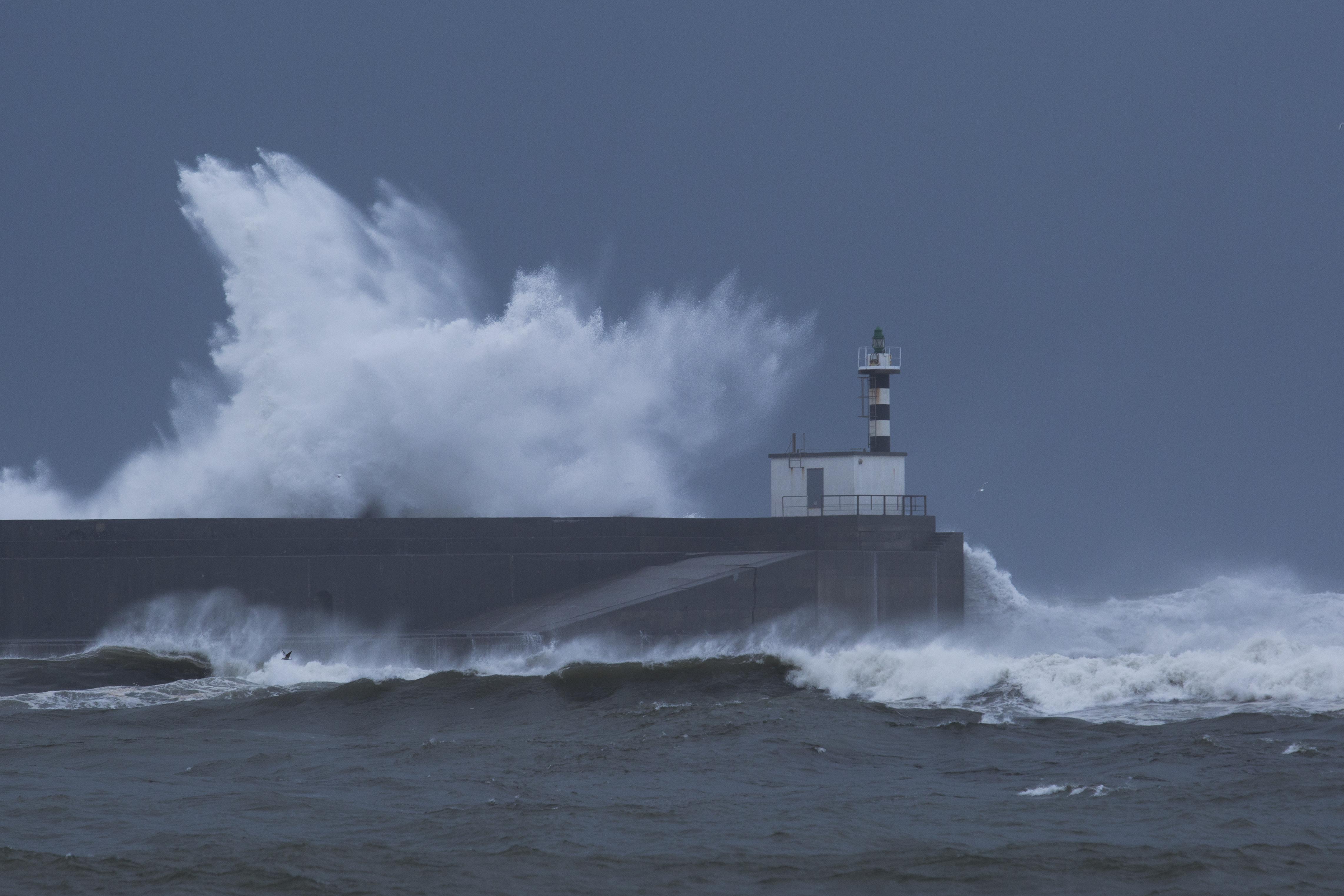 Fuerte oleaje en la costa asturiana. Fuente: Europa Press.