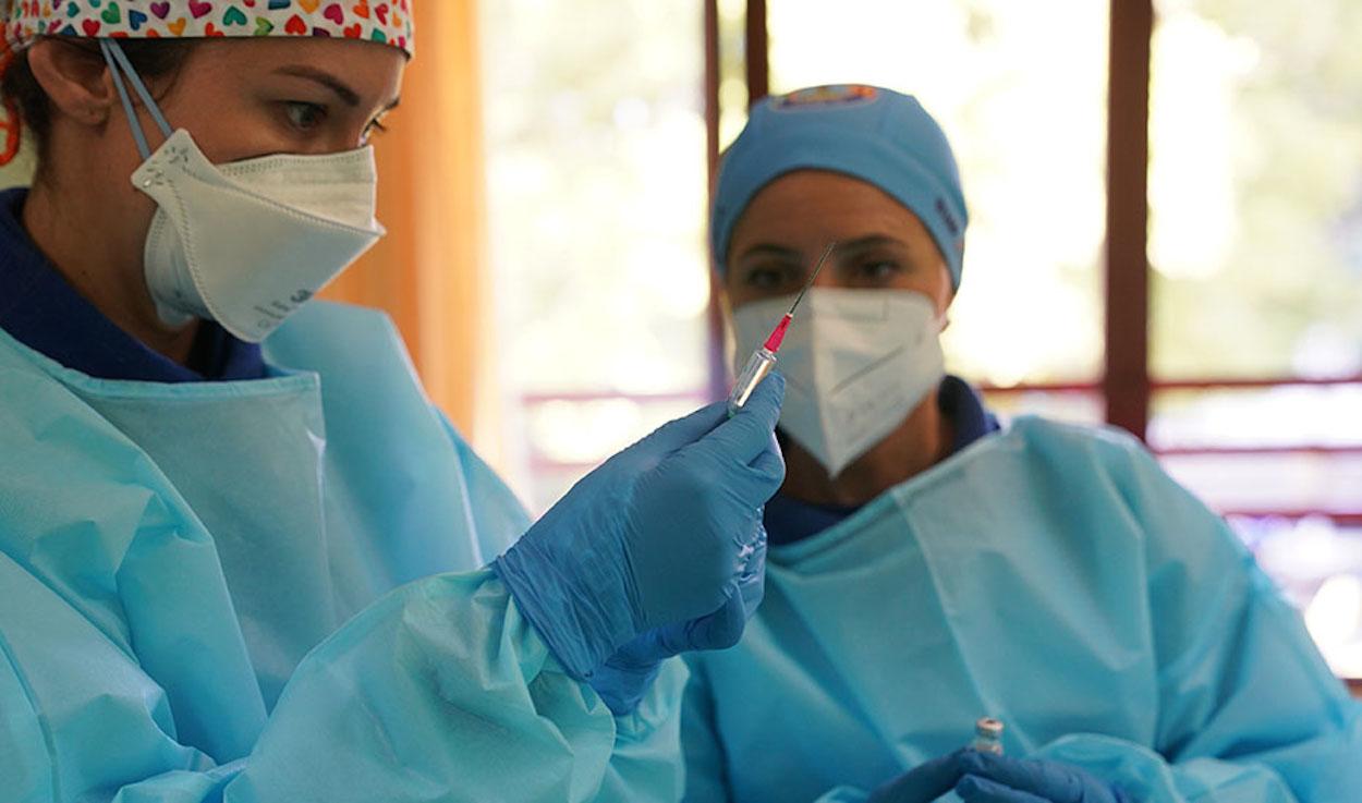 Dos enfermeras preparando una vacuna. JUNTA DE ANDALUCÍA