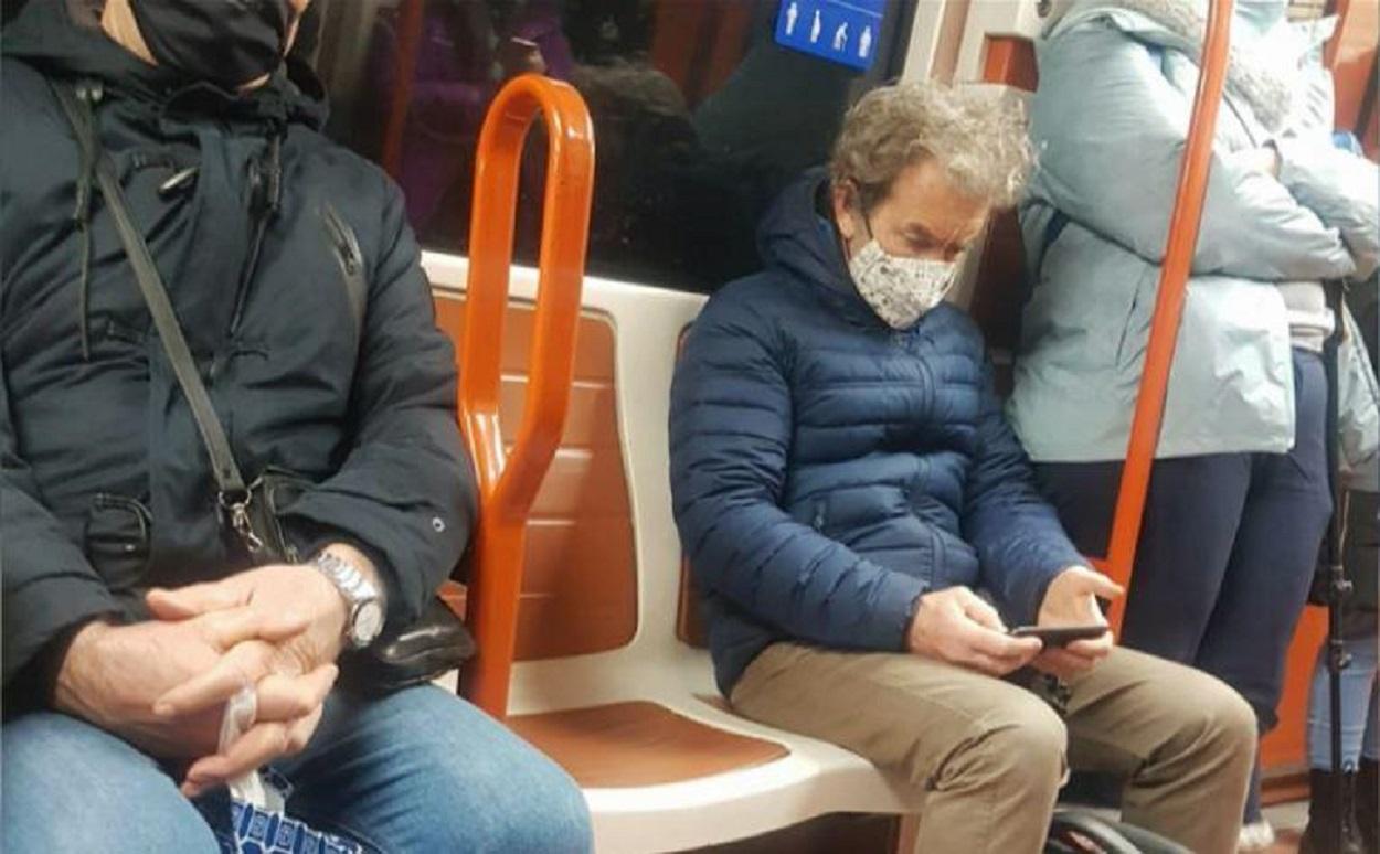 Fernando Simón viajando en el Metro de Madrid. Atresmedia