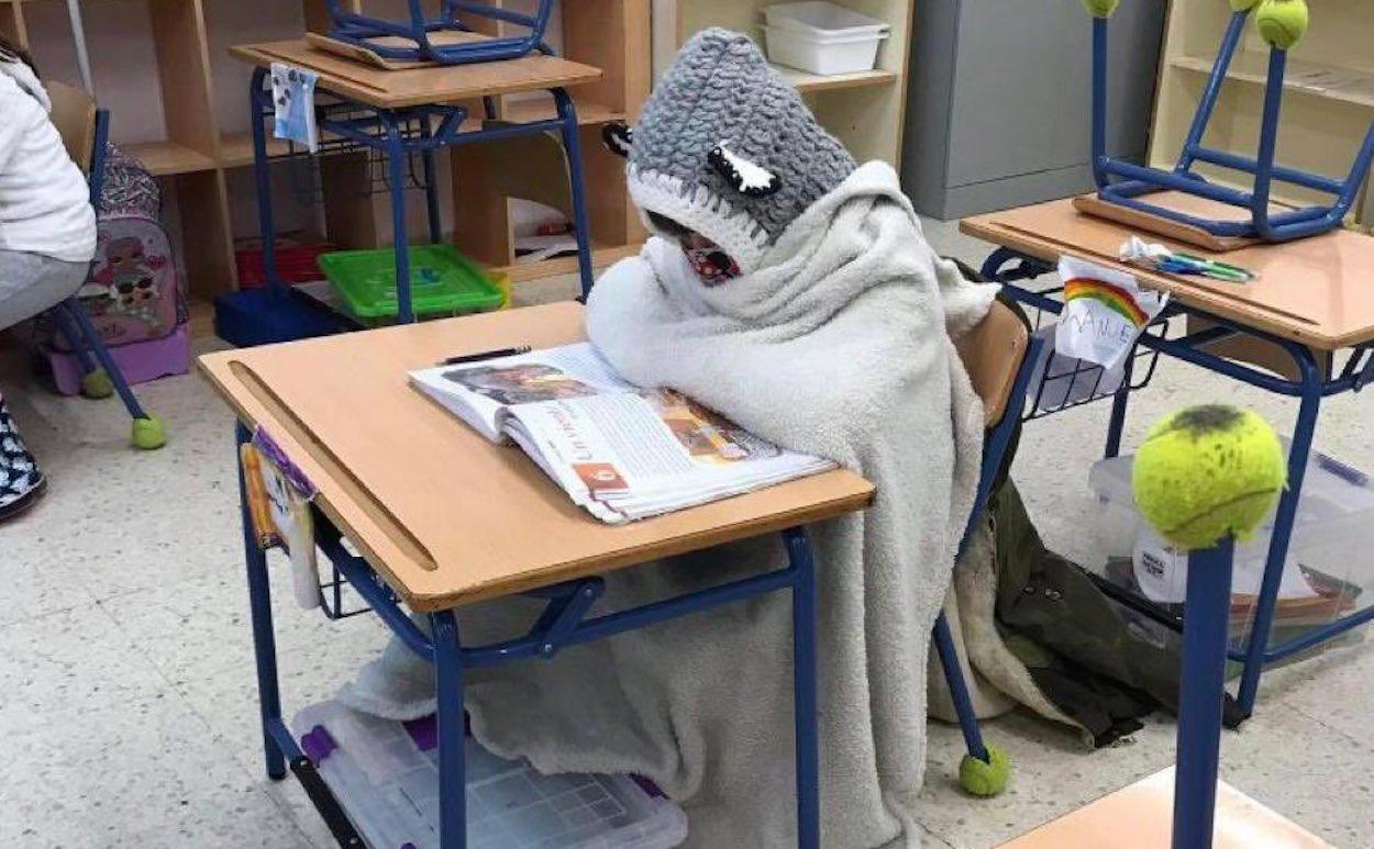 La foto de un niño cubierto con una manta que se ha hecho viral.