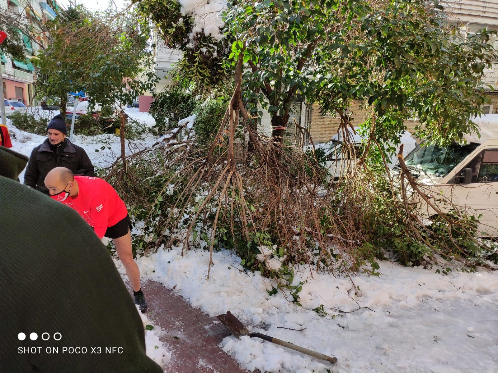 Vecinos de Vallecas retiran la nieve. Fuente PSOE