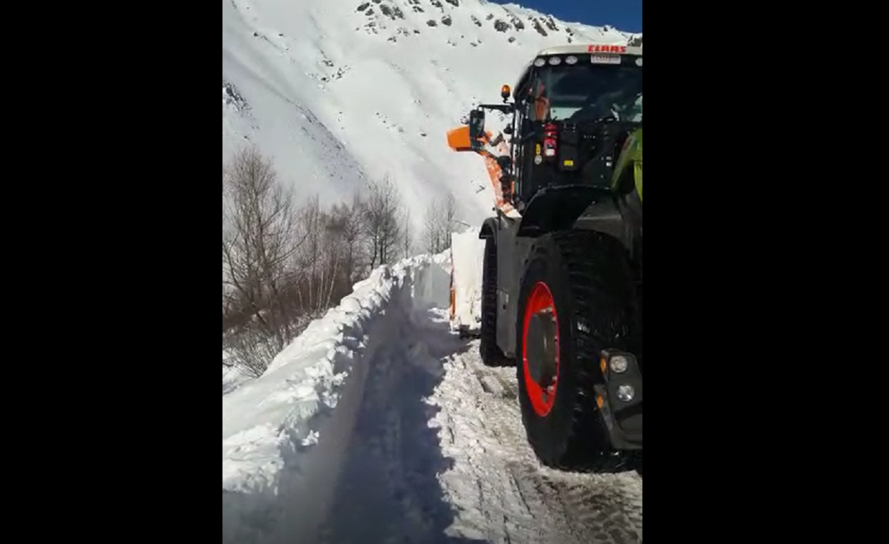 Una máquina quita la nieve en La Cueta