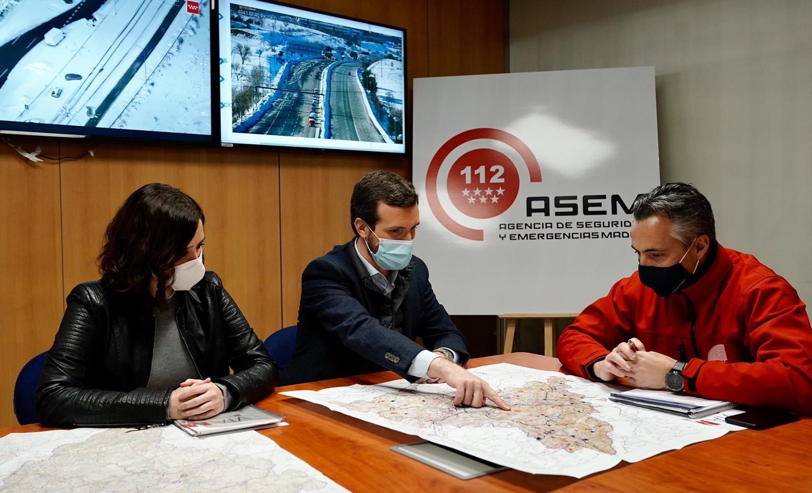 El líder del PP, Pablo Casado, y la presidenta de la CAM, Isabel Díaz Ayuso, en la sede de la Agencia de Seguridad y Emergencias de Madrid 112 . EP