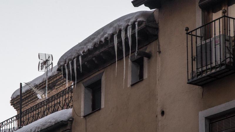 Carámbanos colgados de un tejado de un edificio durante la ola de frío en Toledo, Castilla-La Mancha (España)