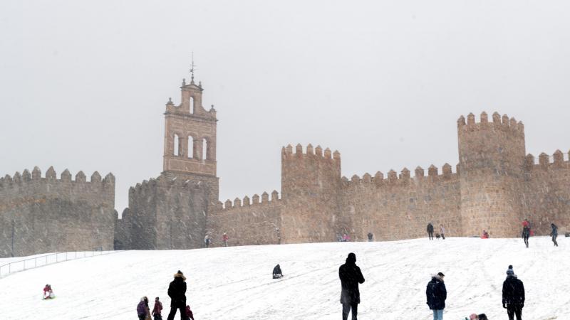Nieve en las murallas de Ávila tras el paso de la borrasca Filomena, Castilla y León (España),