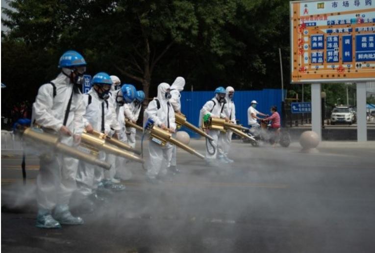 Miembros del equipo del equipo de limpieza de Pekín realizan una desinfección en el mercado mayorista de Yuegezhuang / EP