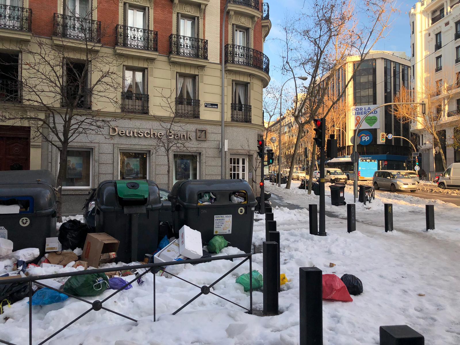 Basura en los aledaños de la sede del PP. EP