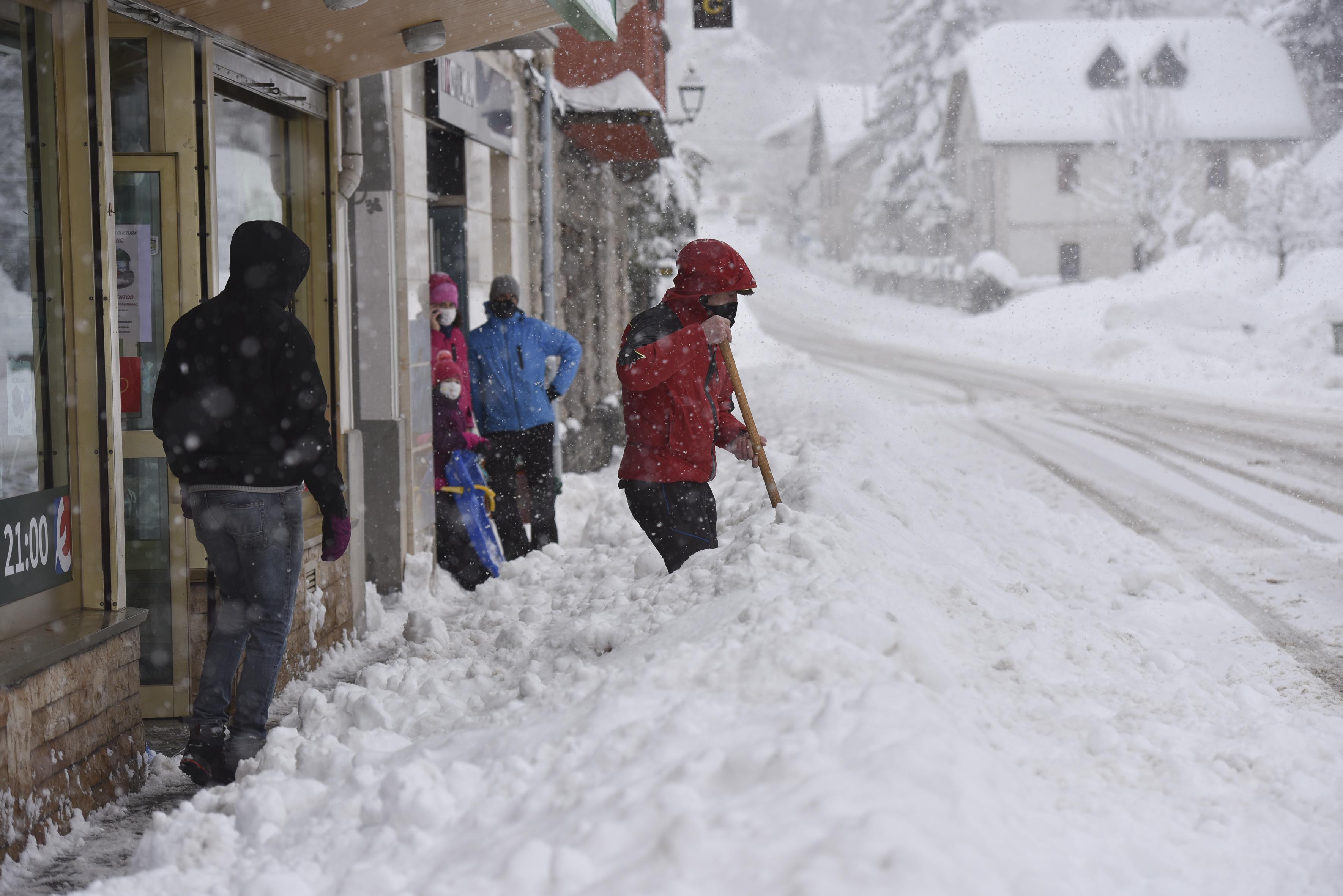 Un hombre aparta la nieve con una pala. EP