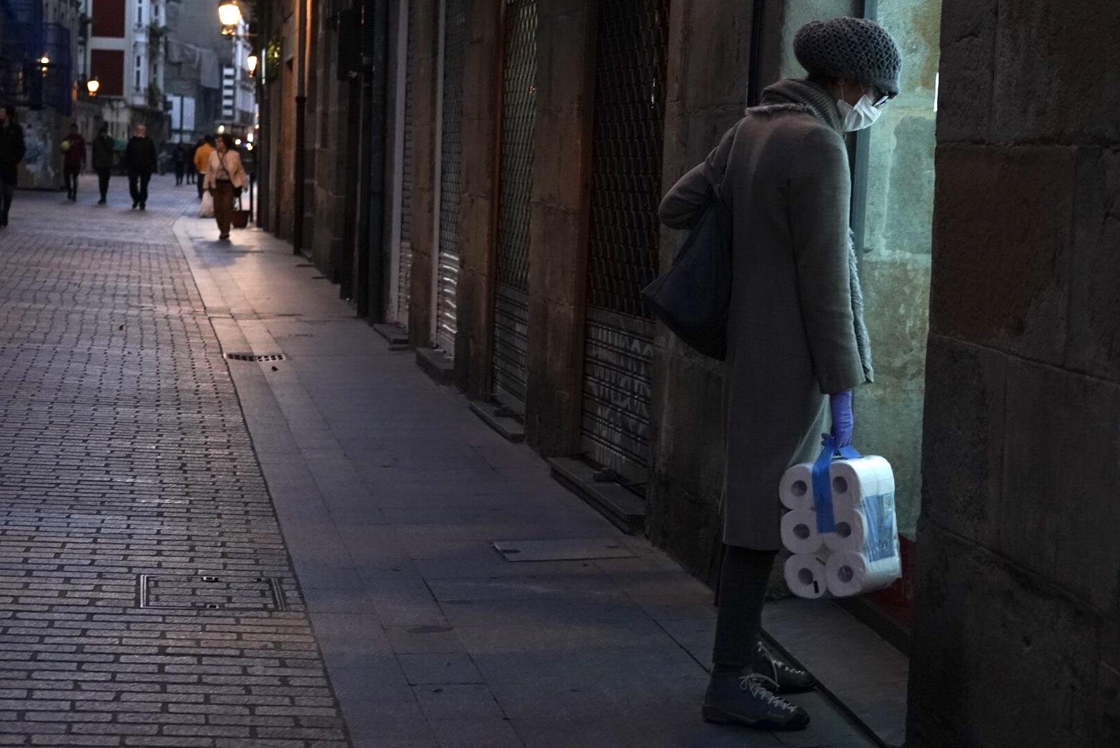 Una mujer transporta un paquete de papel higiénico durante la pandemia. Europa Press