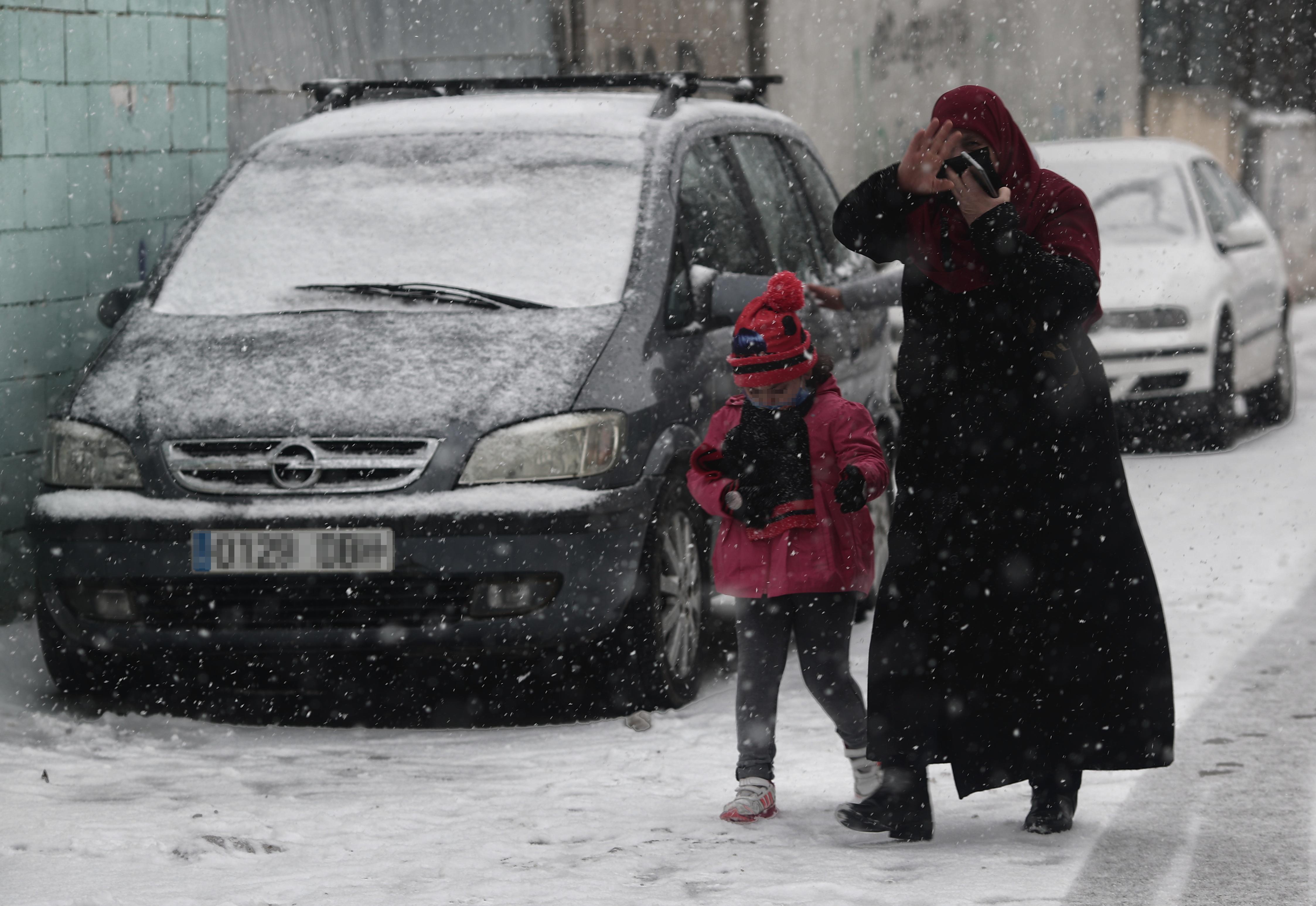 Una mujer y su hija caminan en la nieve en la Cañada Real Galiana. Eduardo Parra / Europa Press.